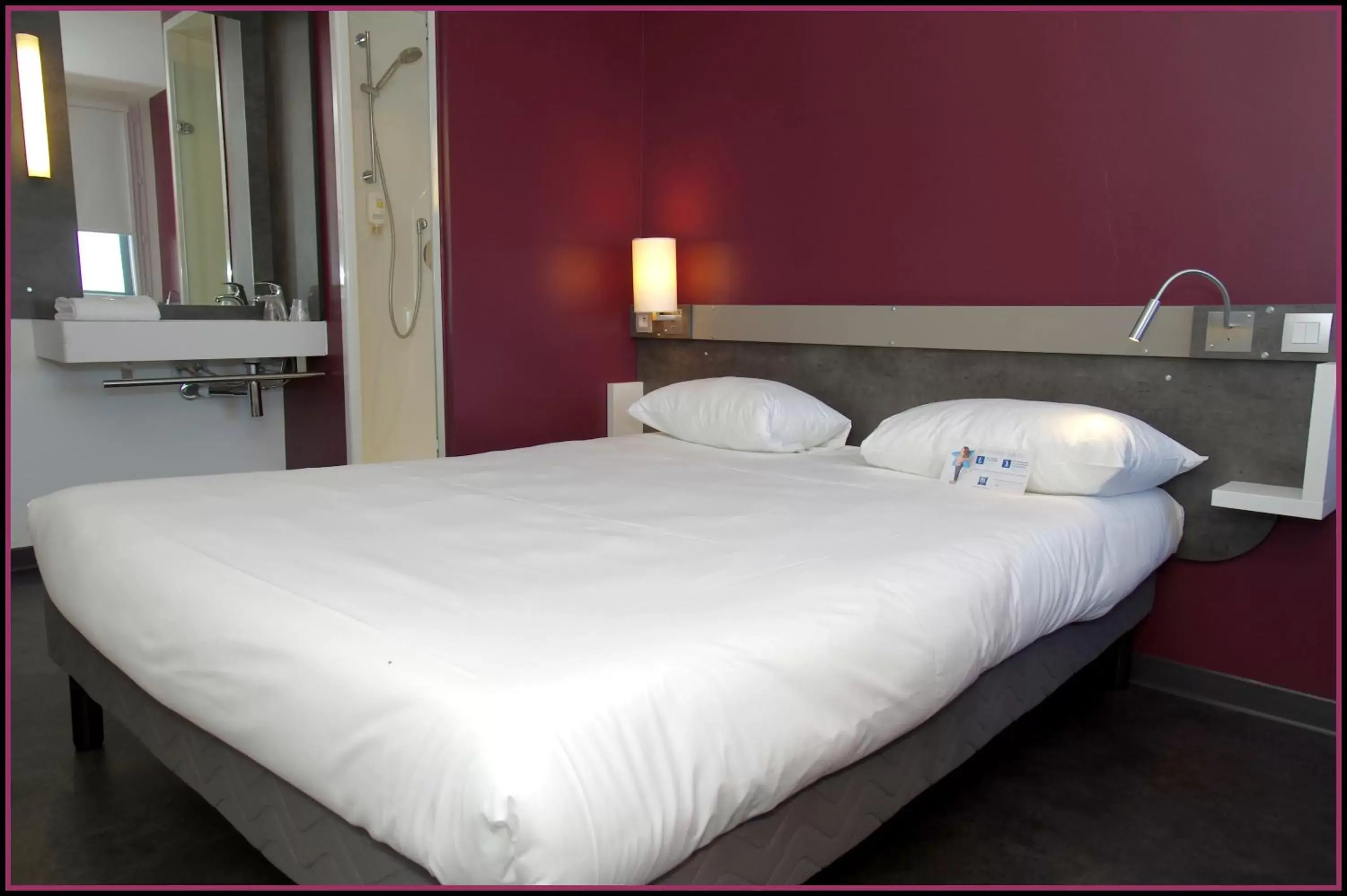 Bedroom, Bed in ibis budget Aéroport Lyon Saint Exupéry