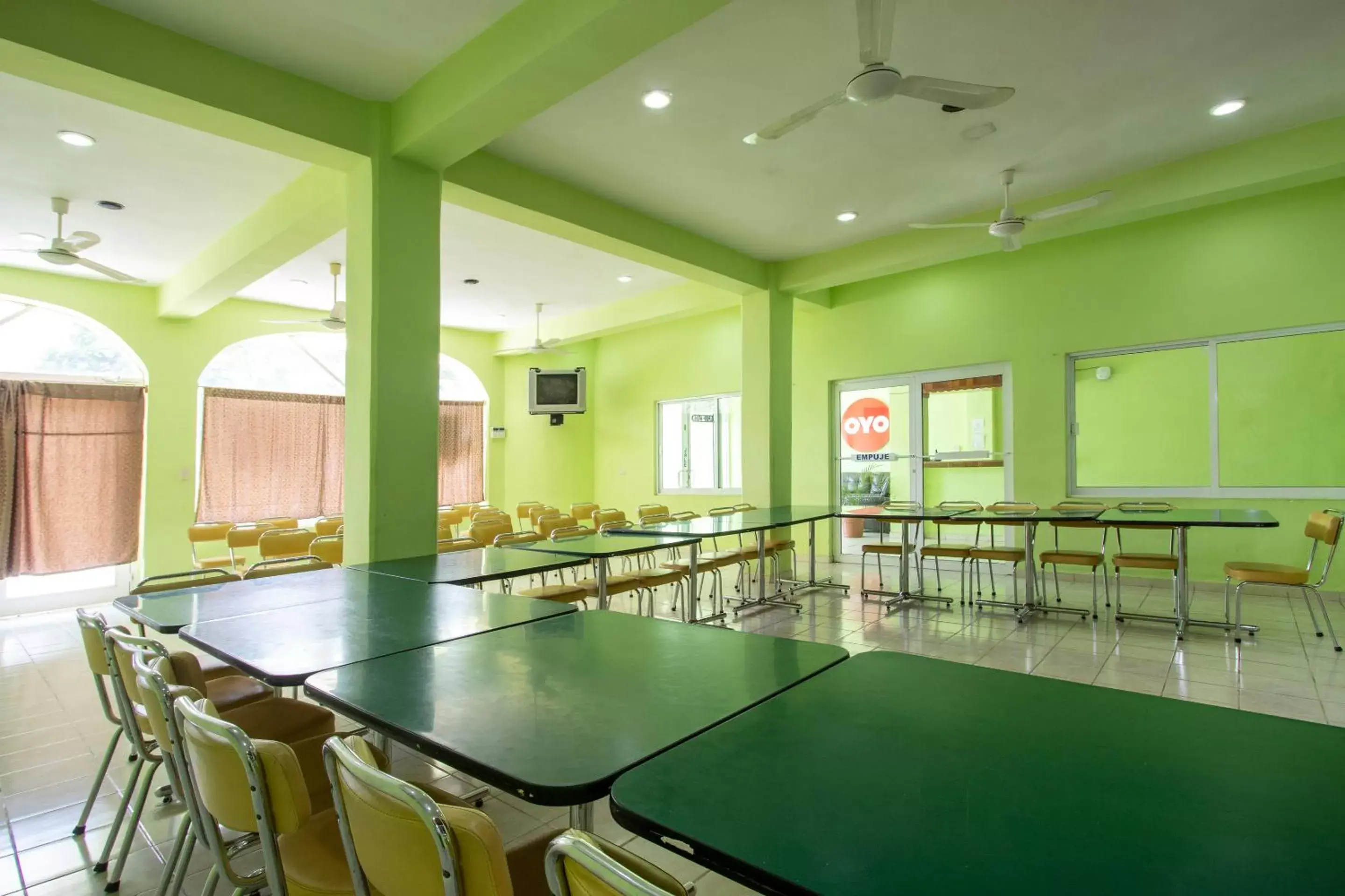 Banquet/Function facilities, Table Tennis in OYO Hotel Estacion,José Cardel,Parque Central Revolución