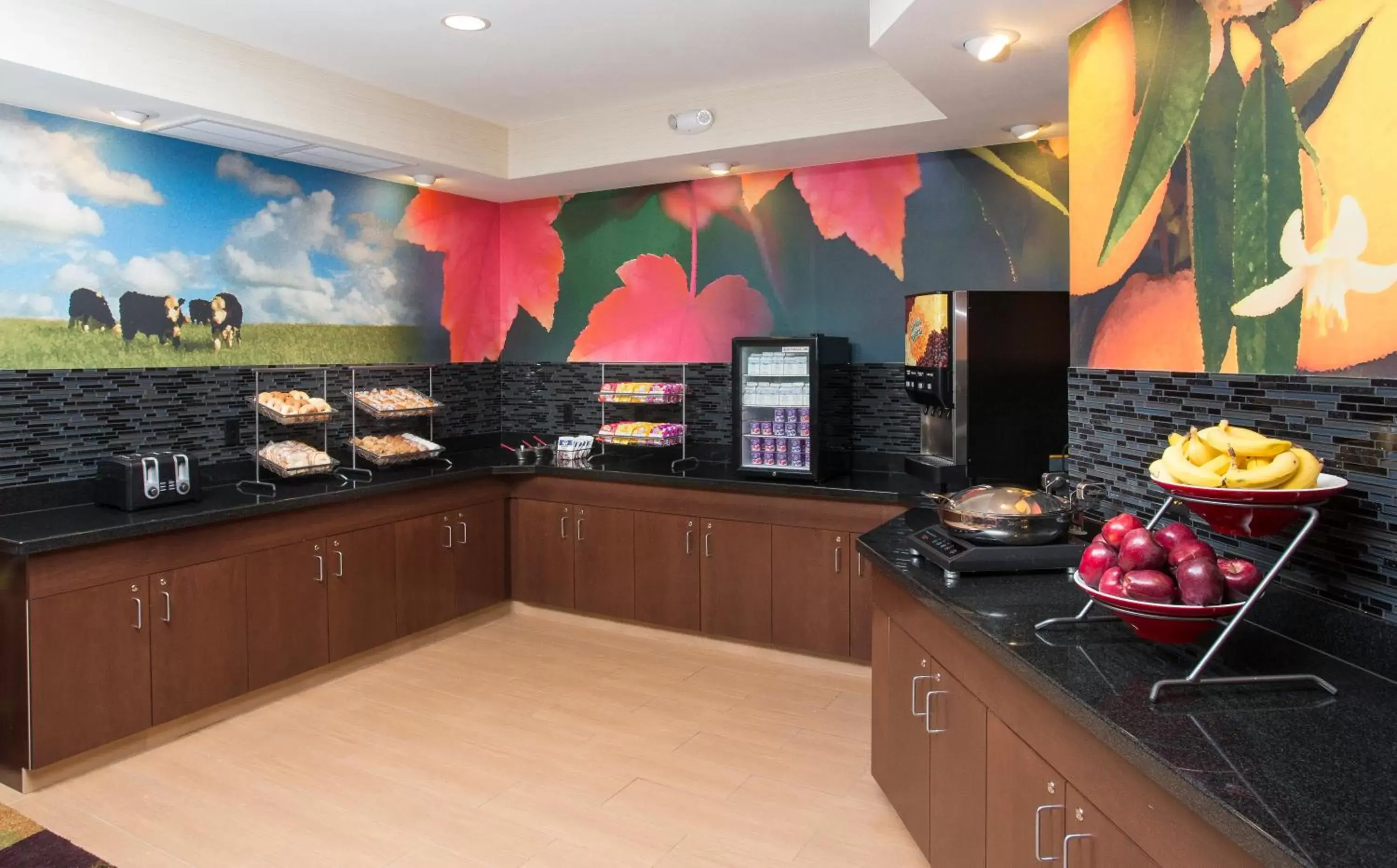 Food and drinks, Kitchen/Kitchenette in Fairfield Inn & Suites by Marriott Quincy