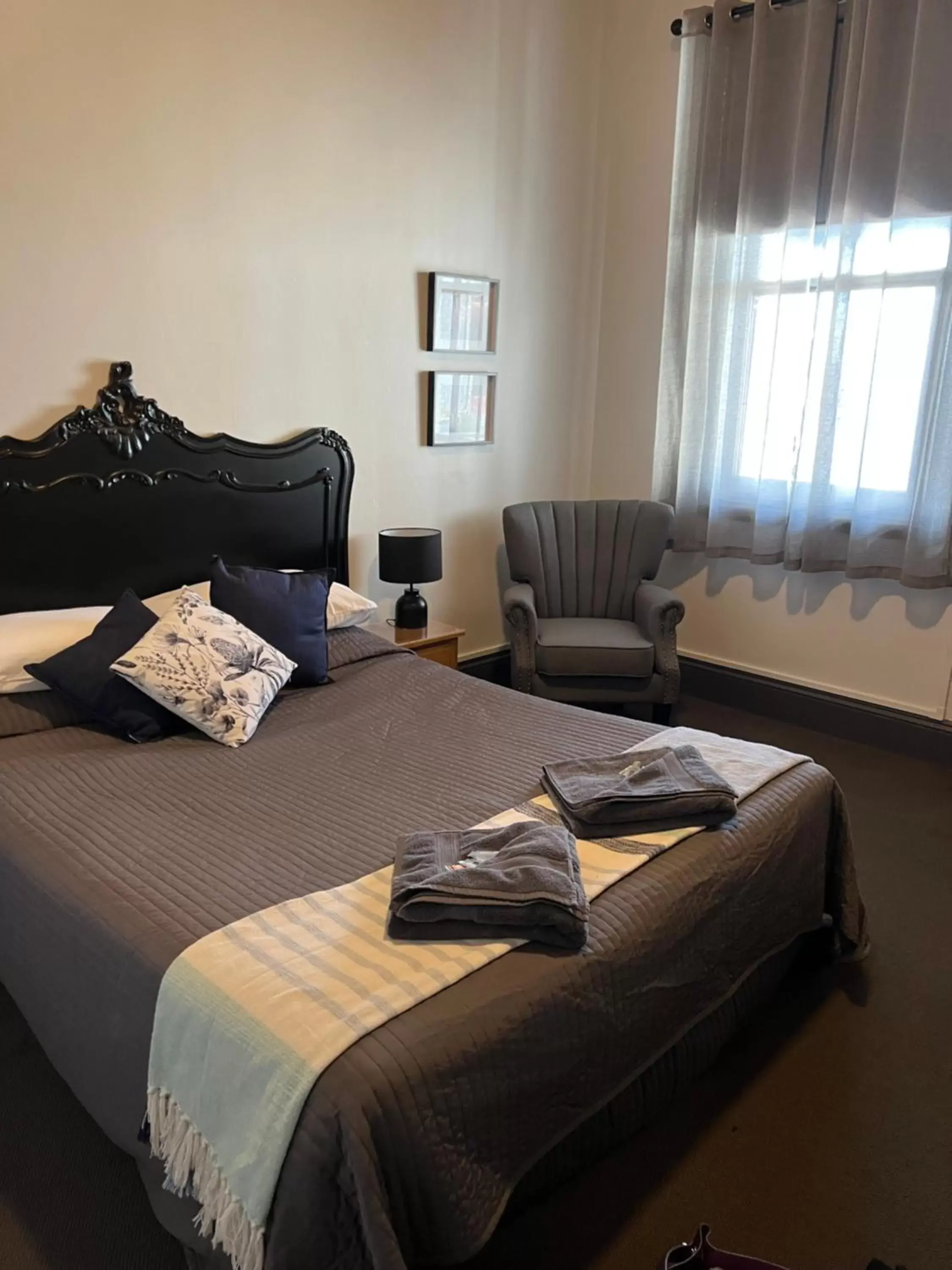 Bedroom, Bed in Oriental Hotel Tumut