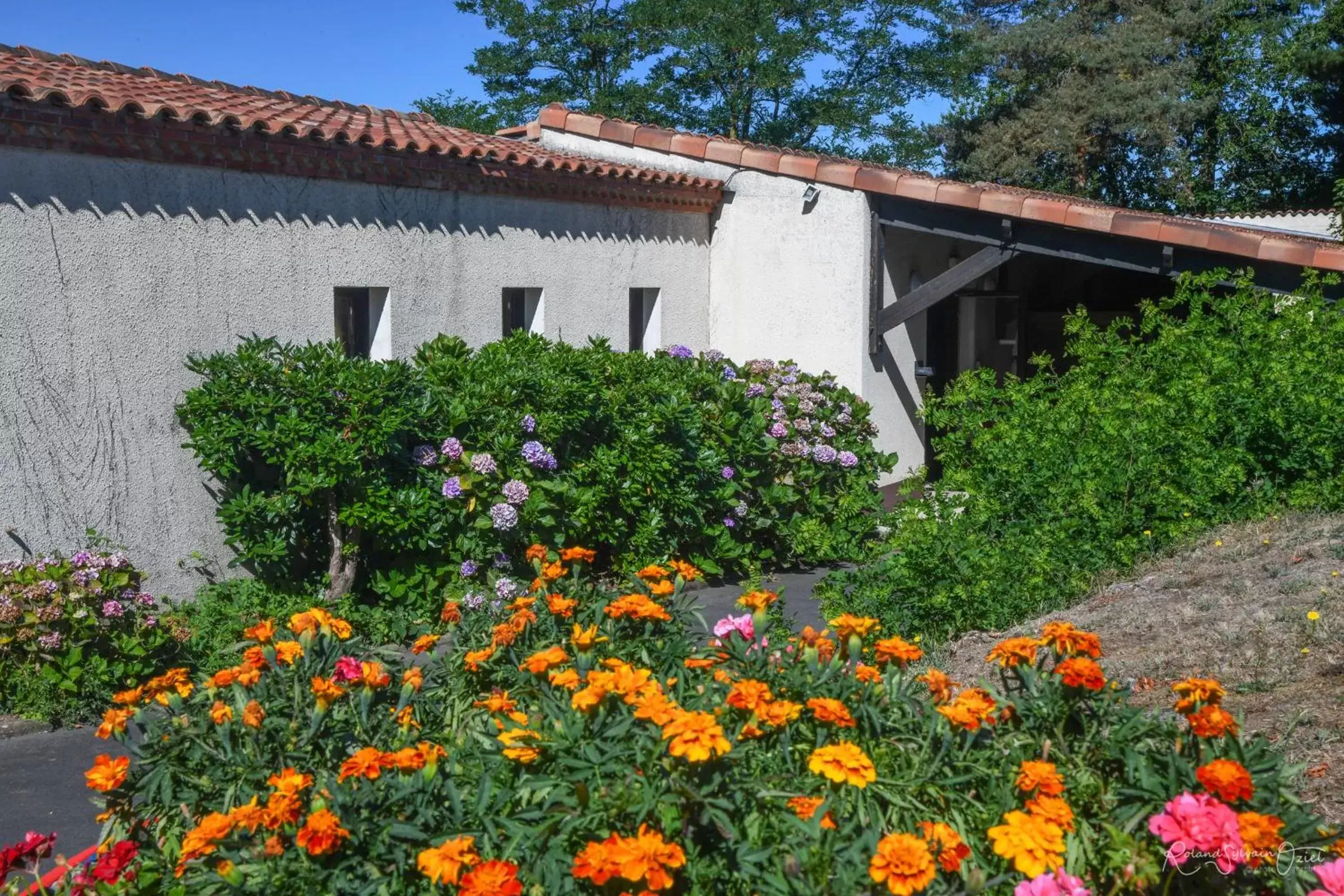 Facade/entrance, Property Building in La Chaumière