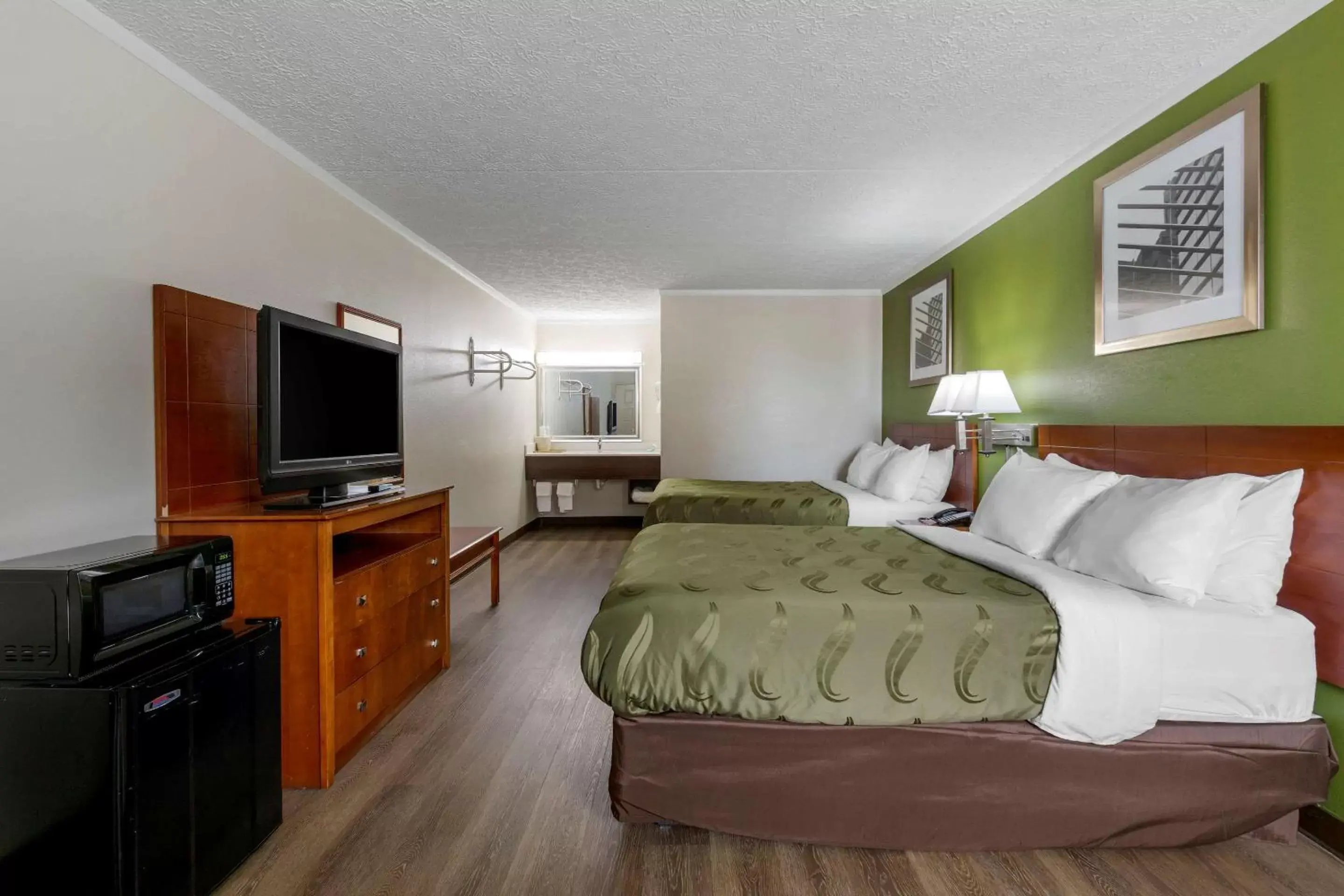 Bedroom in Quality Inn - Roxboro South