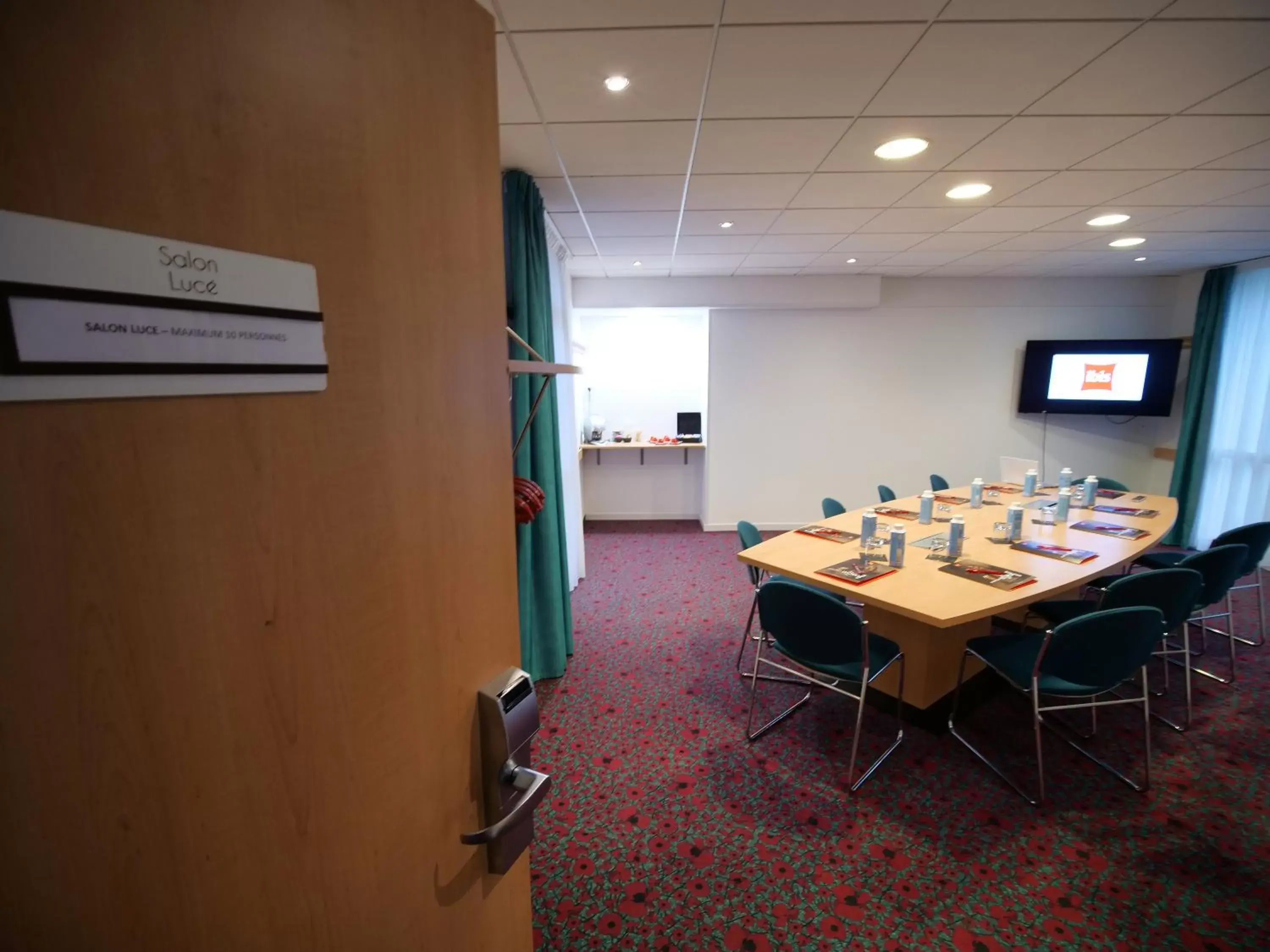 Meeting/conference room in ibis Chartres Ouest Luce