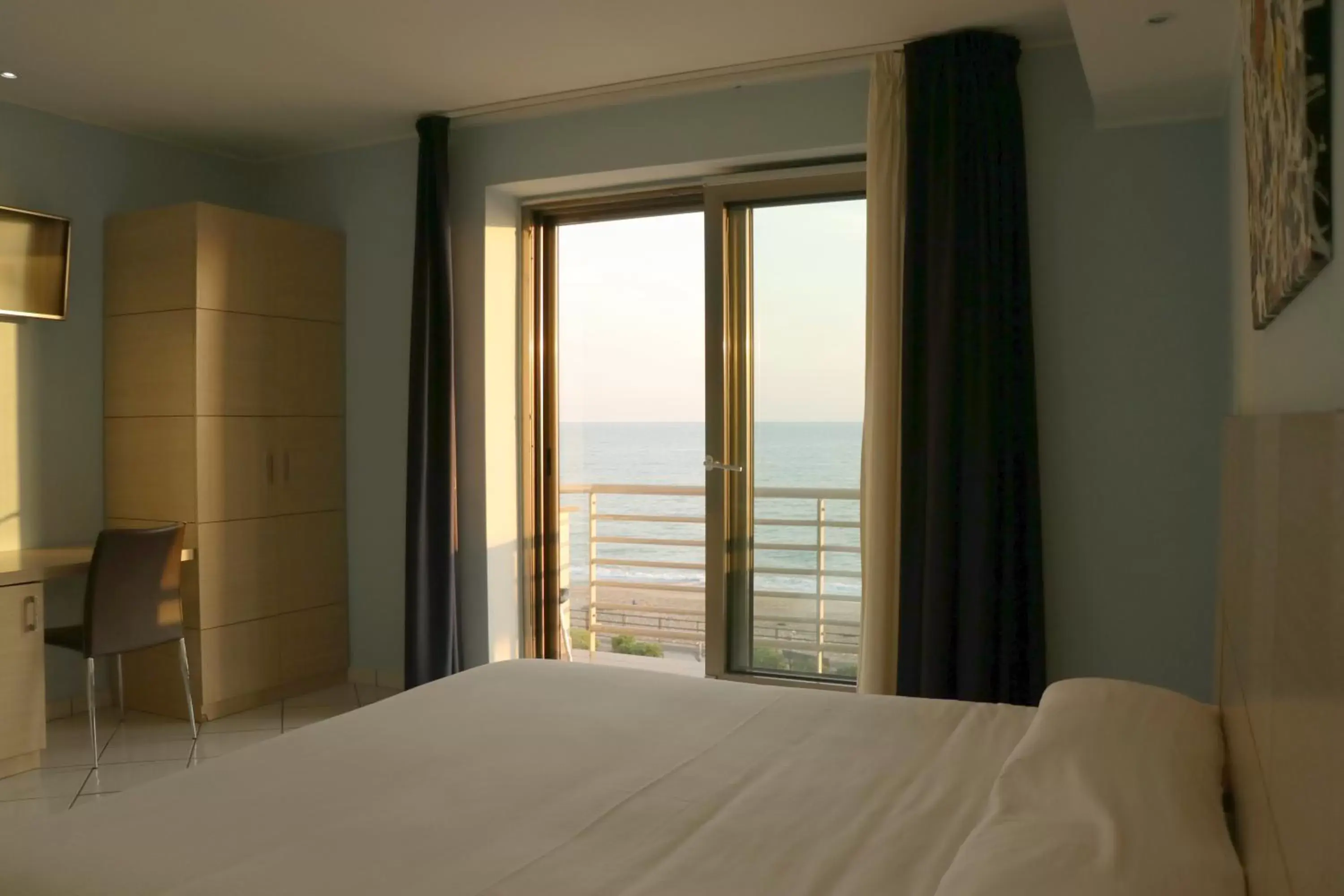 Balcony/Terrace, Bed in Hotel Ancora