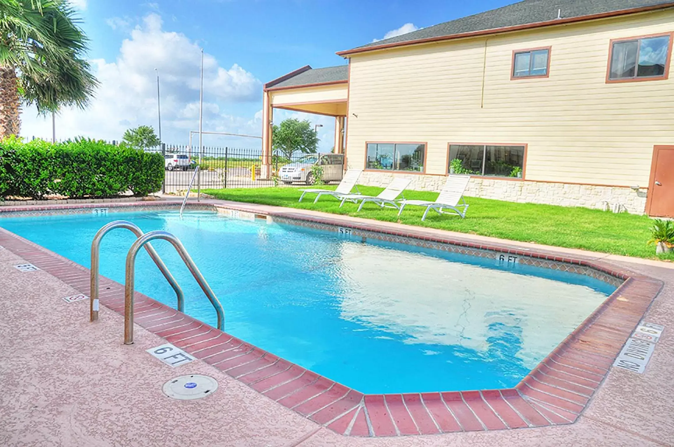 Swimming Pool in Lone Star Inn and Suites Victoria