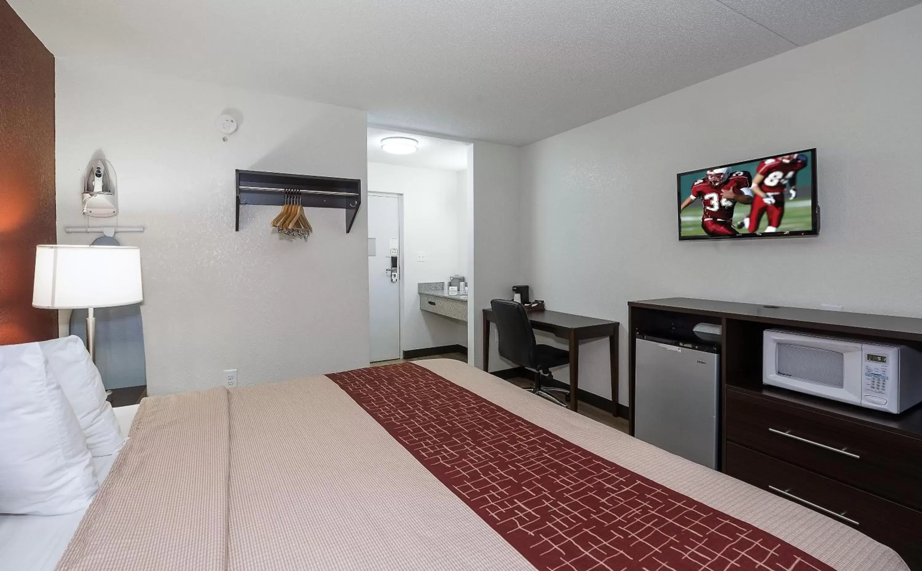 Bedroom, Bed in Red Roof Inn Lancaster Strasburg