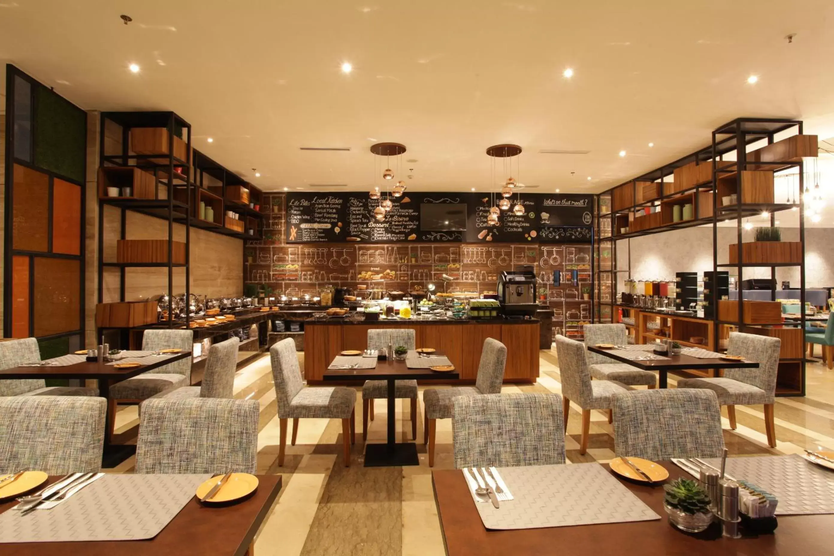 Restaurant/Places to Eat in Mercure Jakarta Cikini