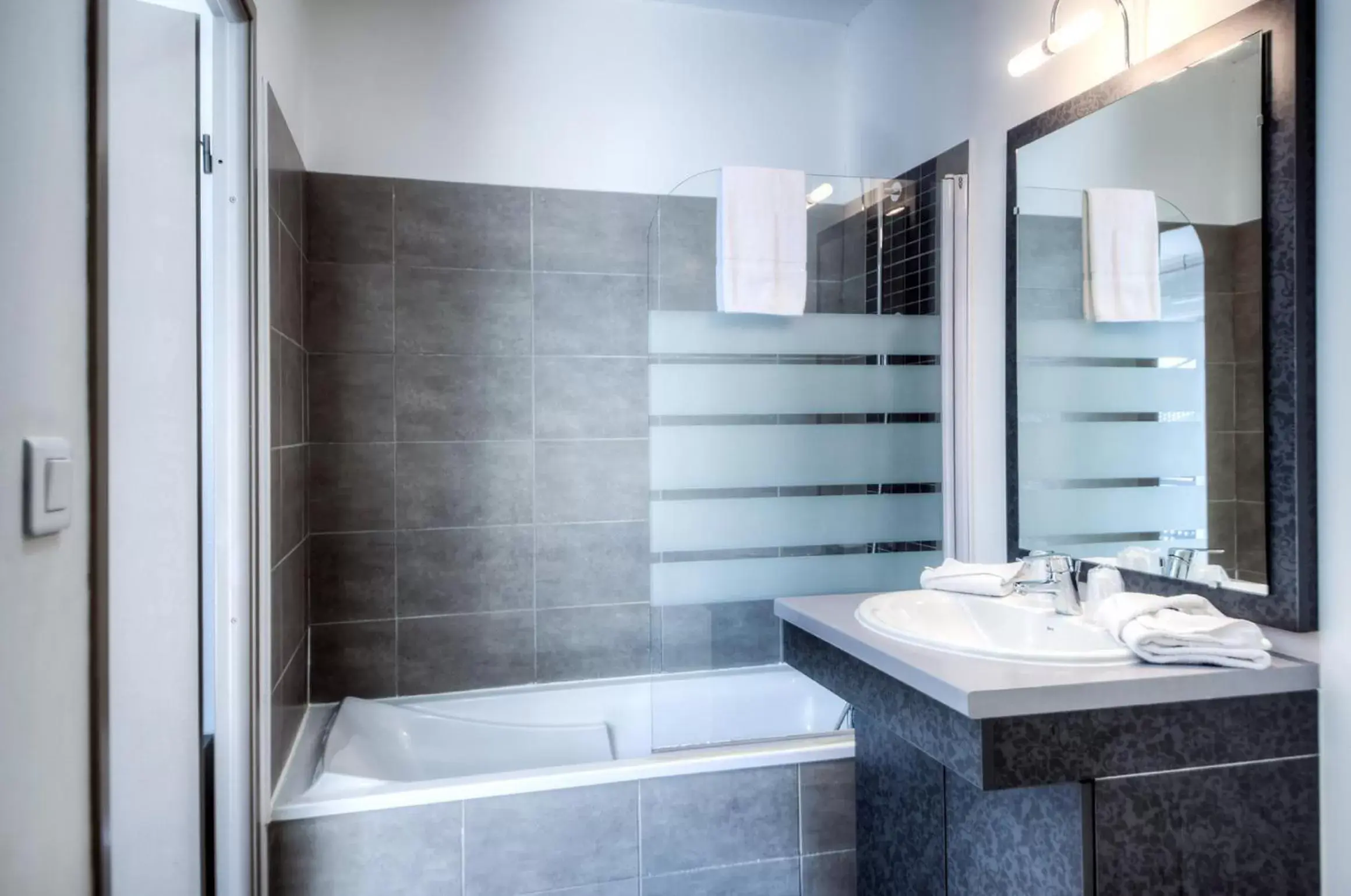 Shower, Bathroom in Zenitude Hôtel-Résidences Le Maestria