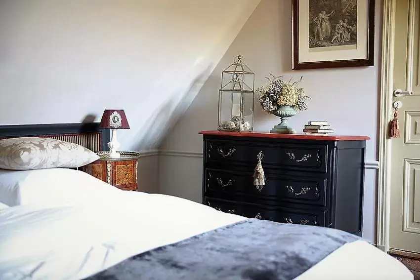 Photo of the whole room, Bed in Le Manoir de Maucartier