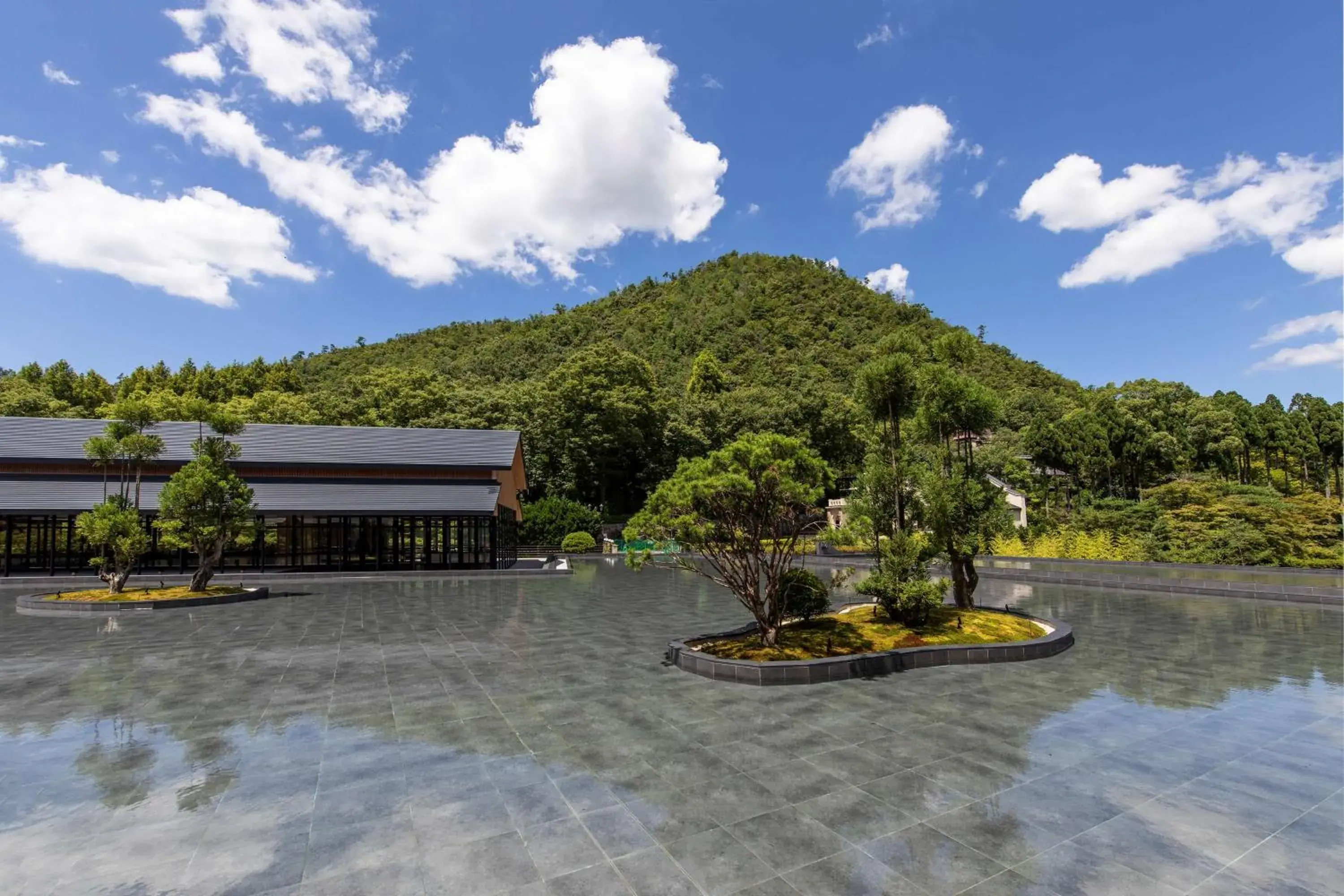 Property building in ROKU KYOTO, LXR Hotels & Resorts by Hilton Property building in ROKU KYOTO, LXR Hotels & Resorts by Hilton