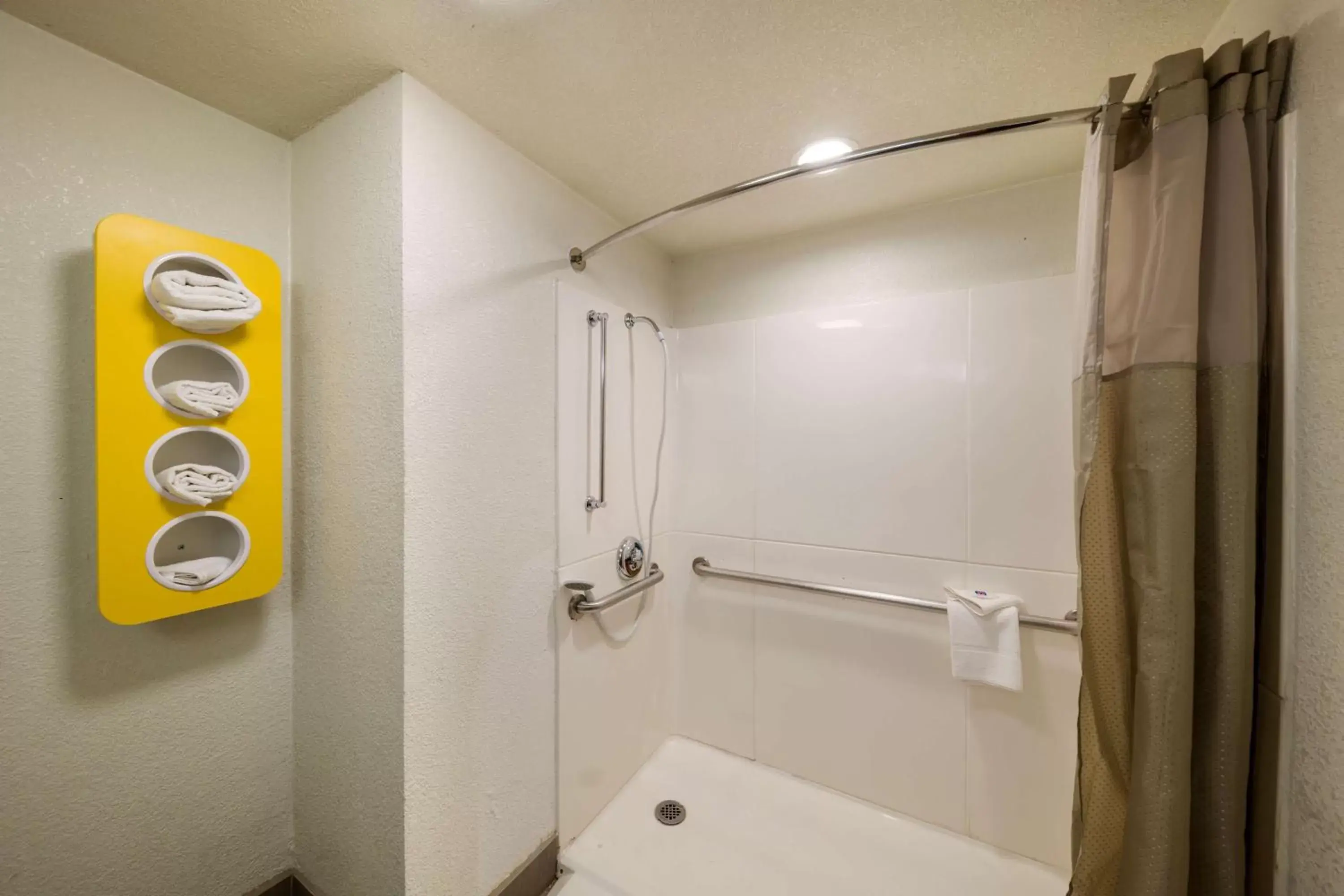 Bathroom in Motel 6-Dallas, TX - Farmers Branch