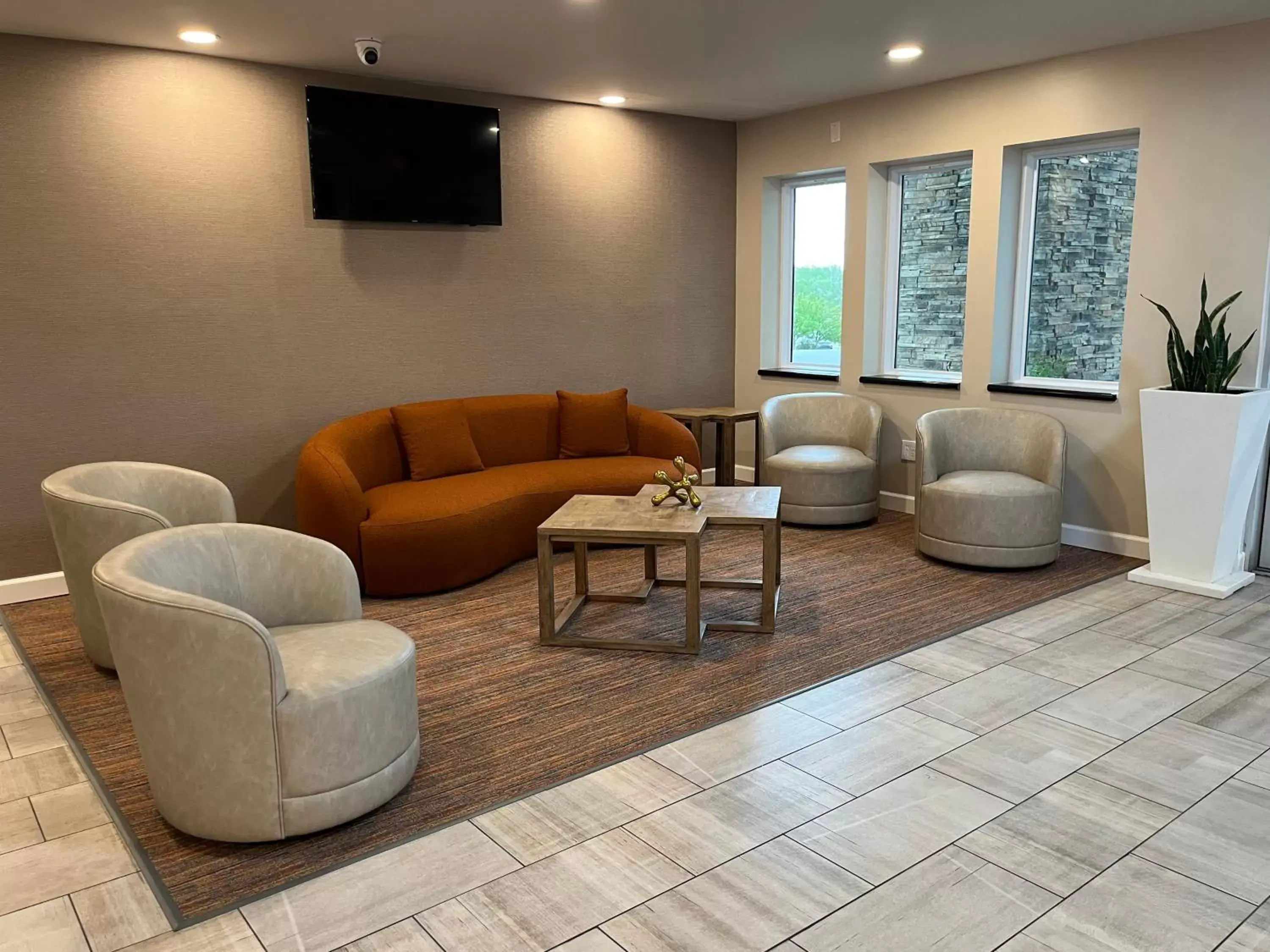 Lobby or reception, Seating Area in Orangewood Inn & Suites Kansas City Airport