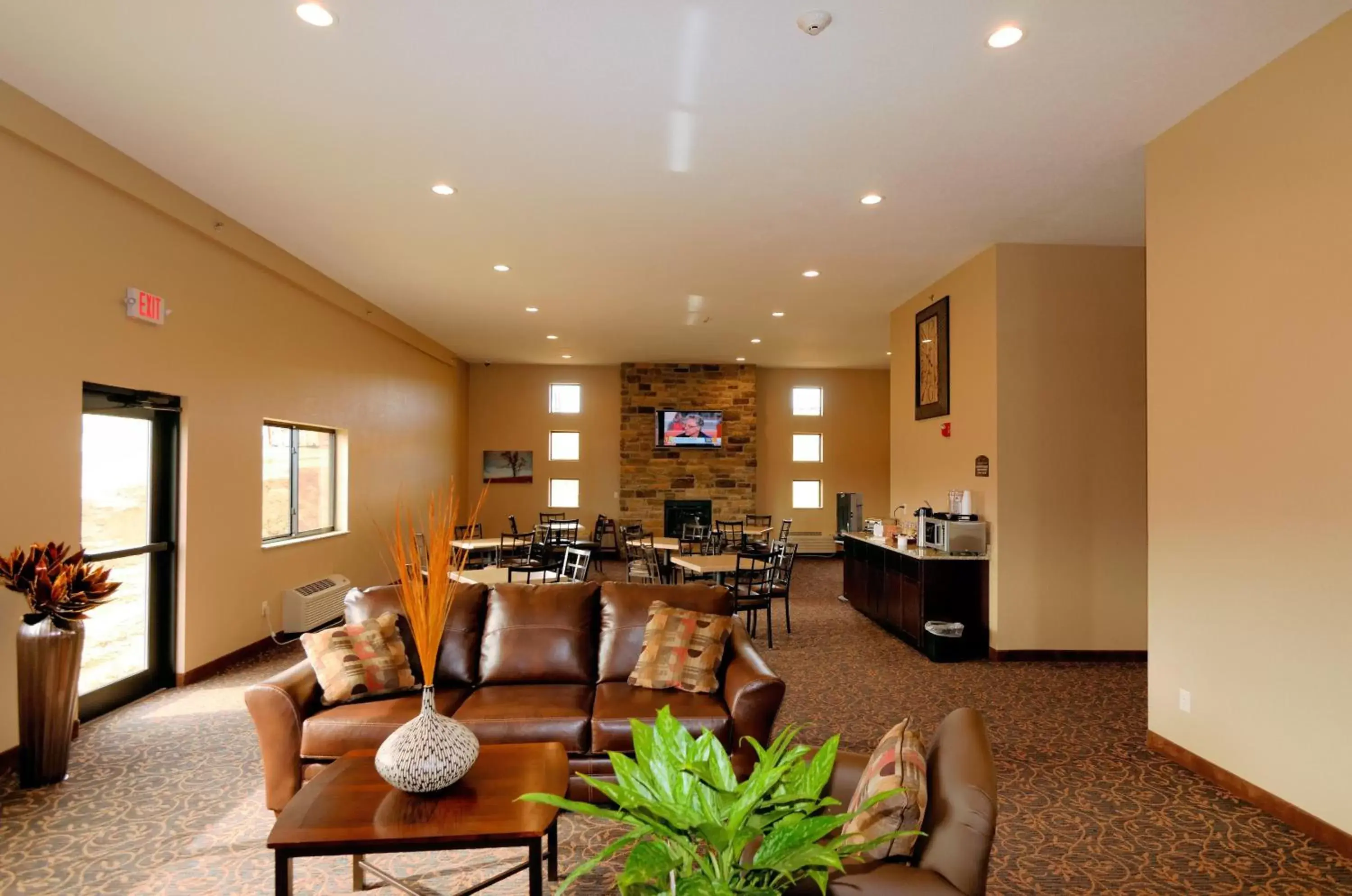 Lobby or reception, Restaurant/Places to Eat in Cobblestone Inn & Suites - Denison | Oak Ridge