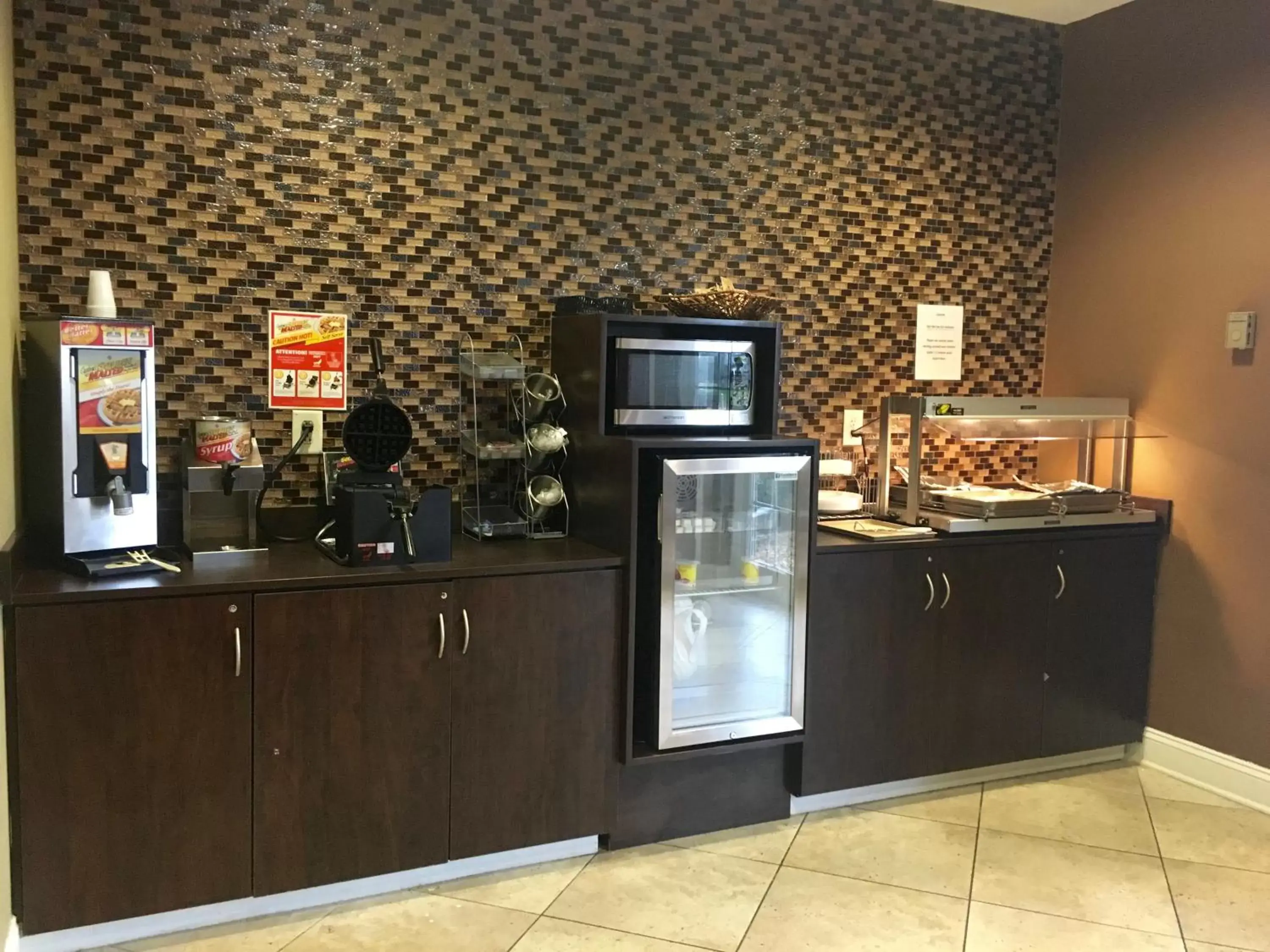 Food and drinks in Microtel Inn & Suites by Wyndham Perry