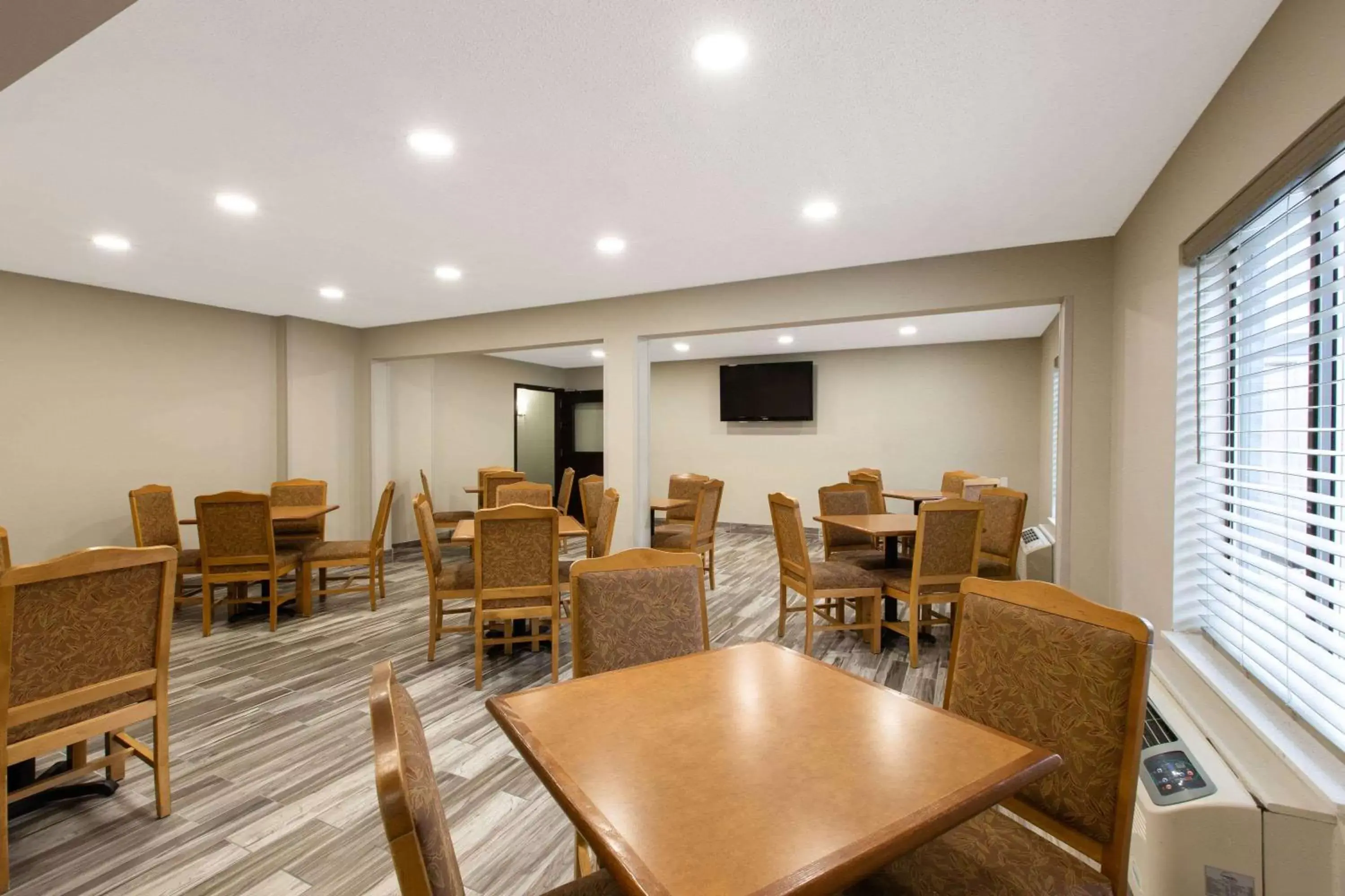Restaurant/Places to Eat in Days Inn & Suites by Wyndham Wisconsin Dells