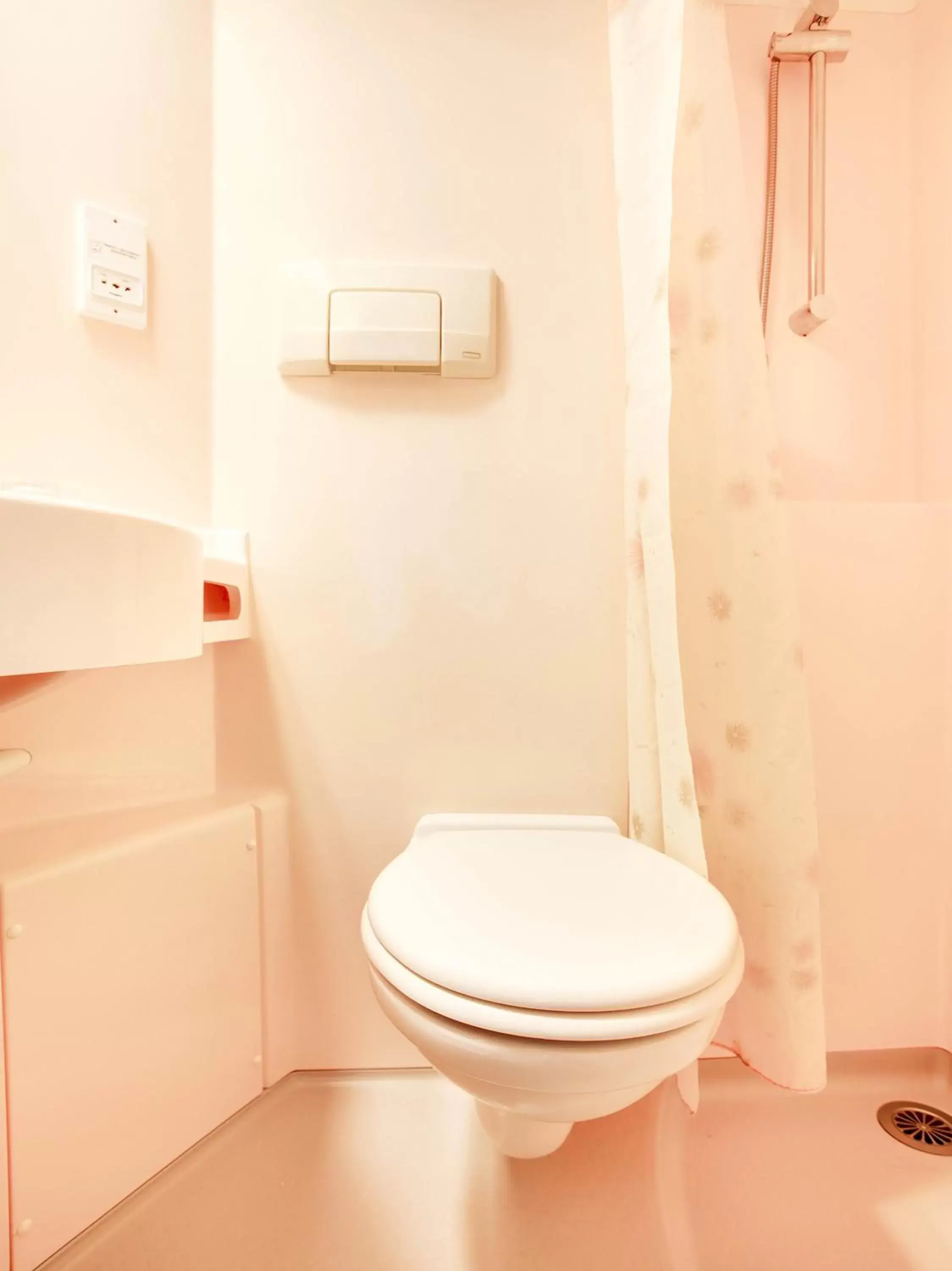Bathroom in OYO Godolphin Arms Hotel