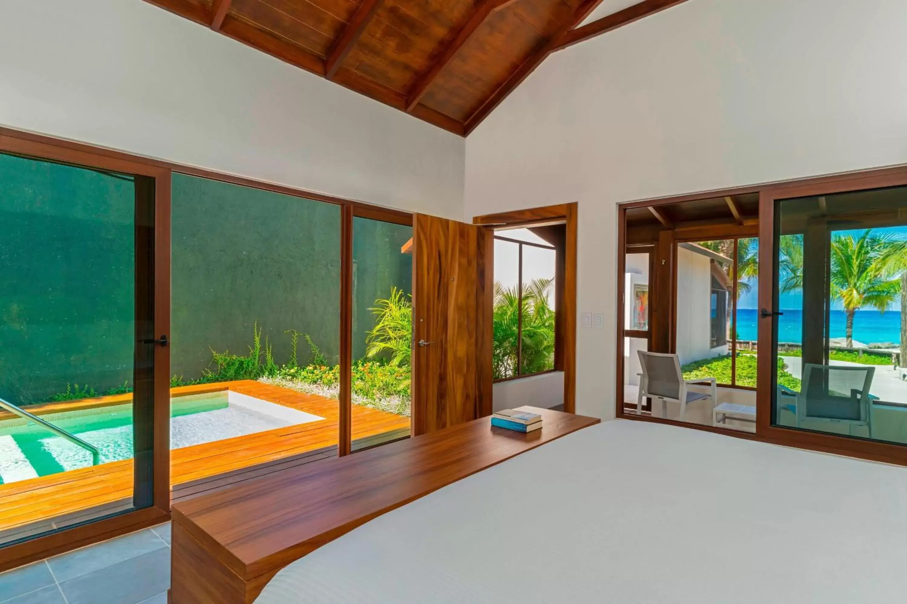 Photo of the whole room, Pool View in The Westin Cozumel