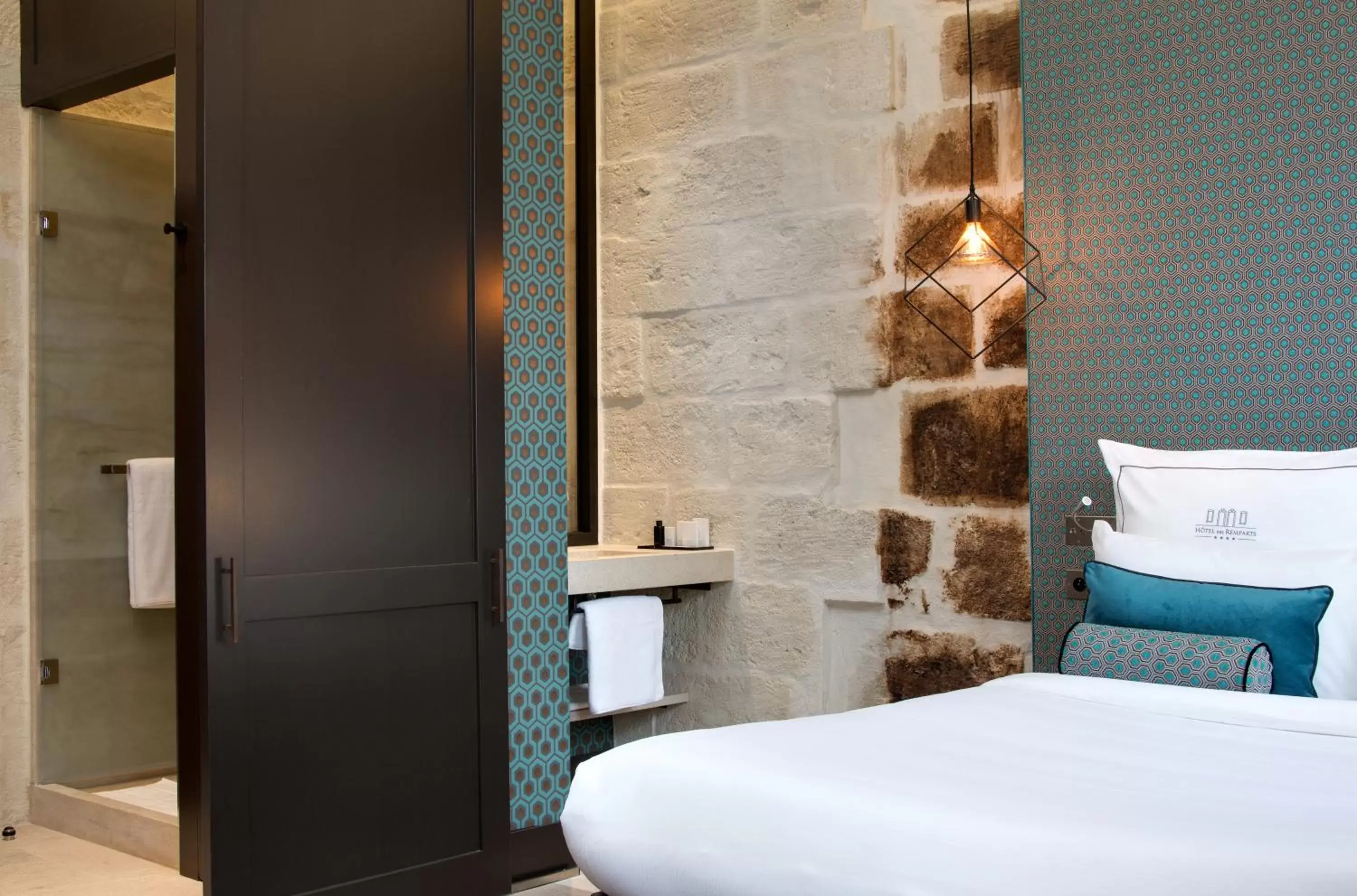 Bathroom, Bed in Boutique Hôtel des Remparts & Spa