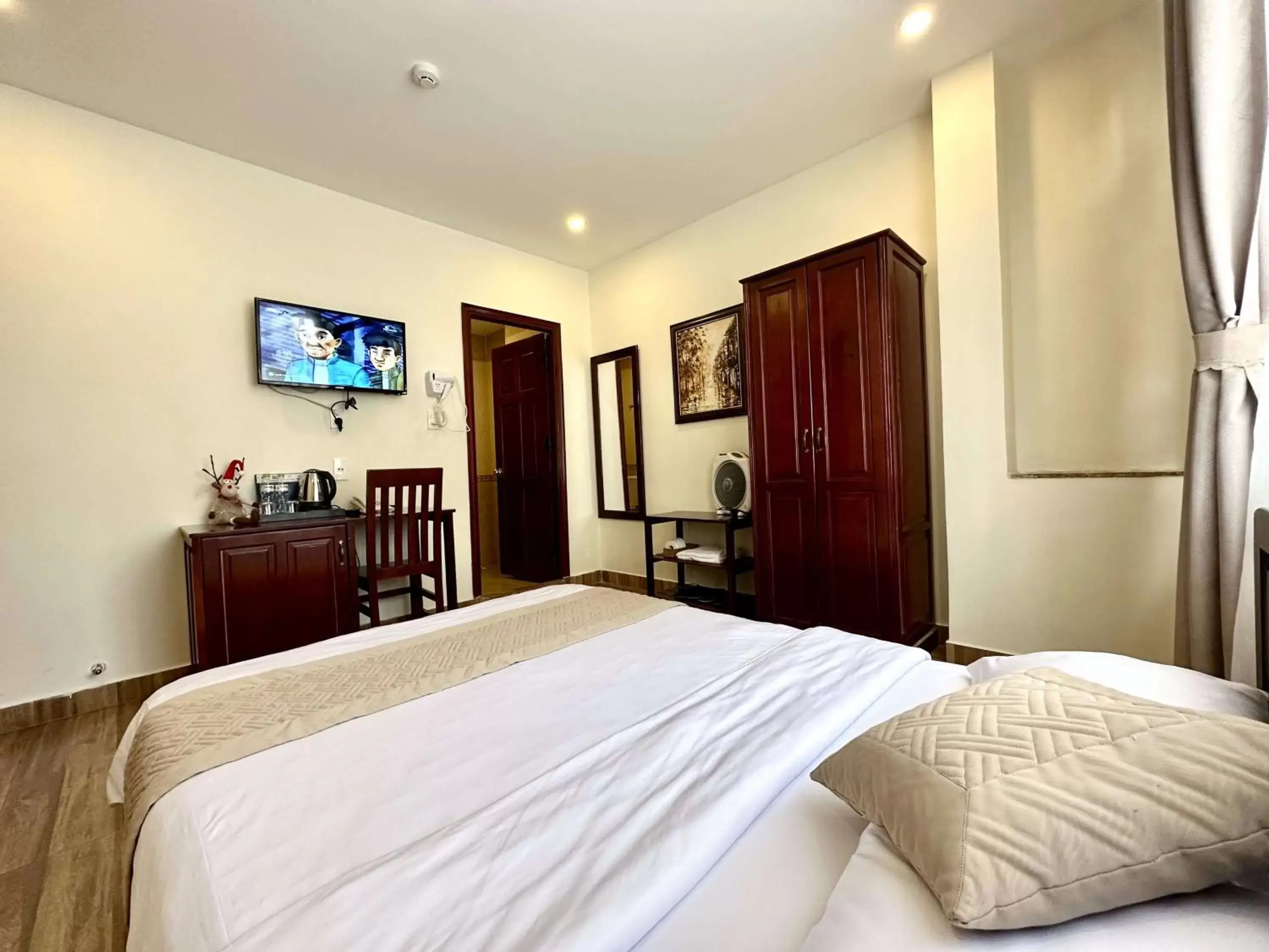 Toilet, Bed in Nam Xuan Premium Hotel