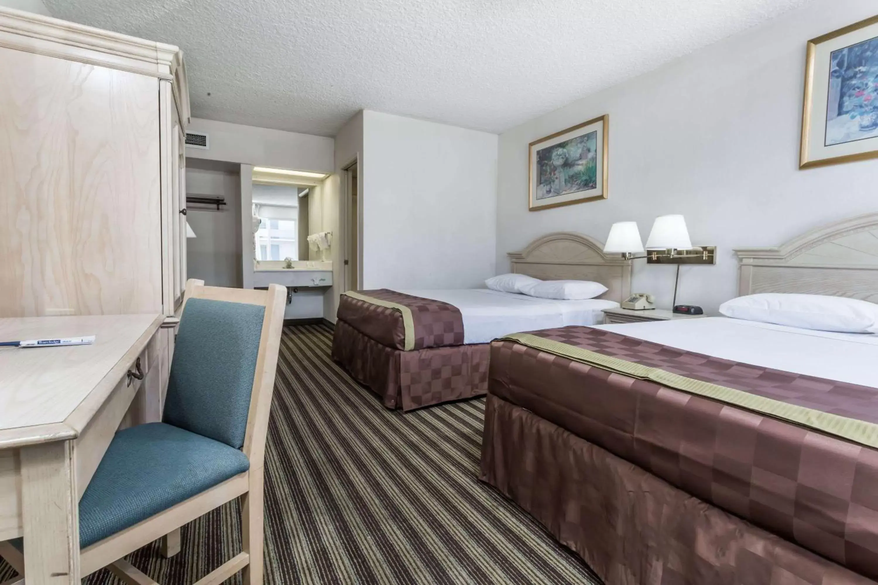 Photo of the whole room, Bed in Travelodge by Wyndham San Francisco Airport North