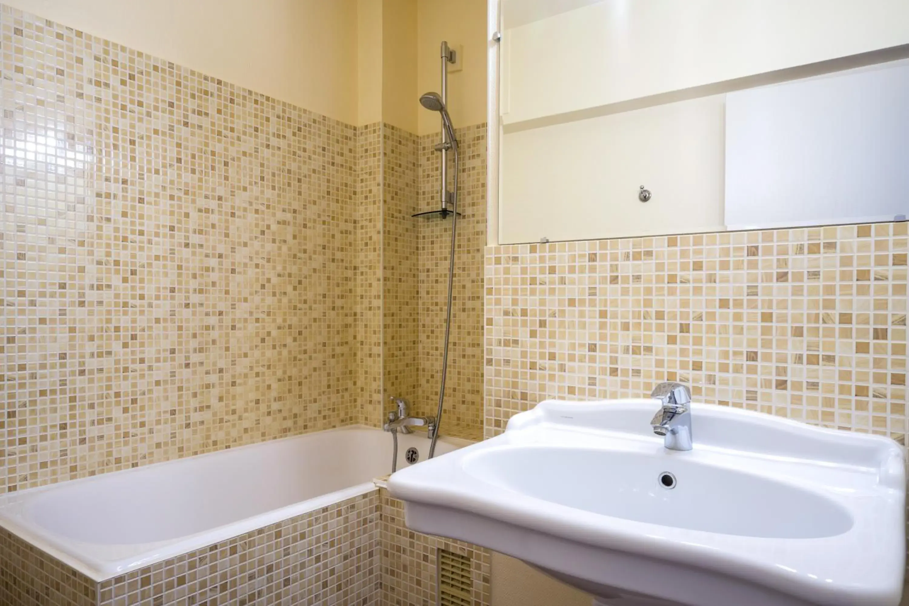 Bathroom in The Originals City, Hotel Napoleon, La Roche-sur-Yon (Inter-Hotel)