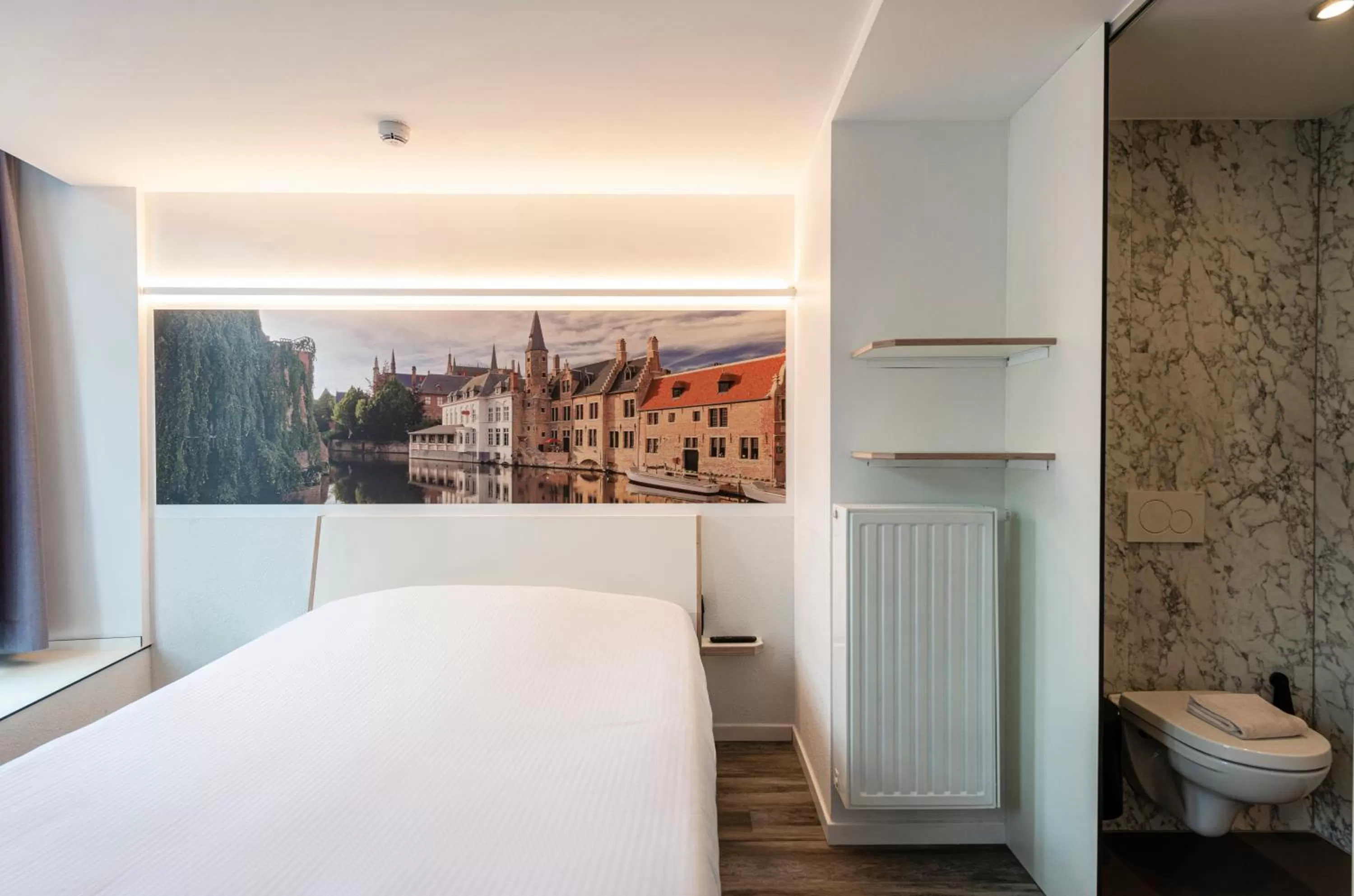 Bed in Canalview Hotel Ter Reien