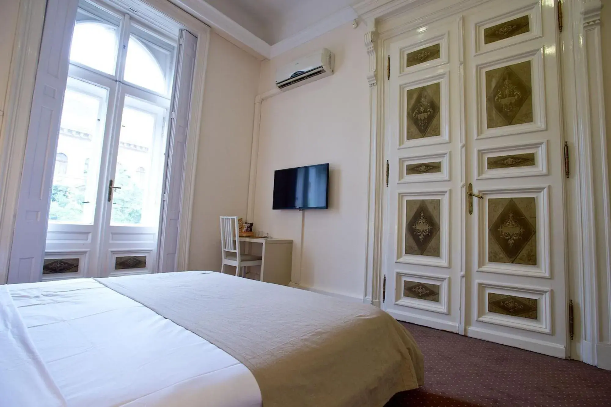 TV and multimedia, Bed in Andrassy Thai Hotel