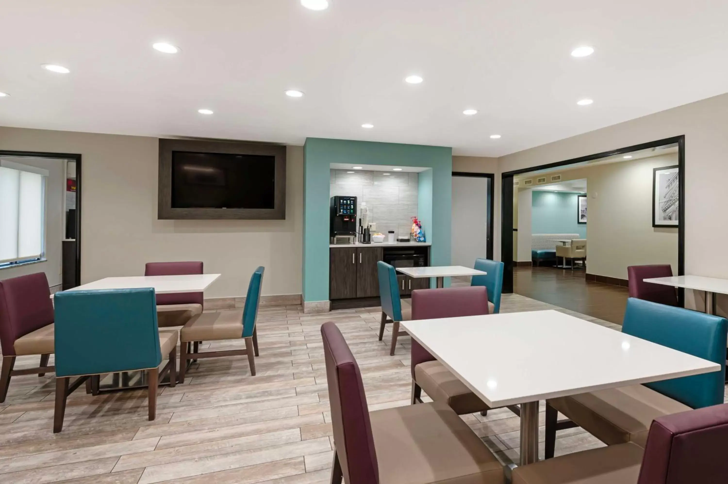 Breakfast in Best Western Plus Greenwood Indy South Inn Breakfast in Best Western Plus Greenwood Indy South Inn