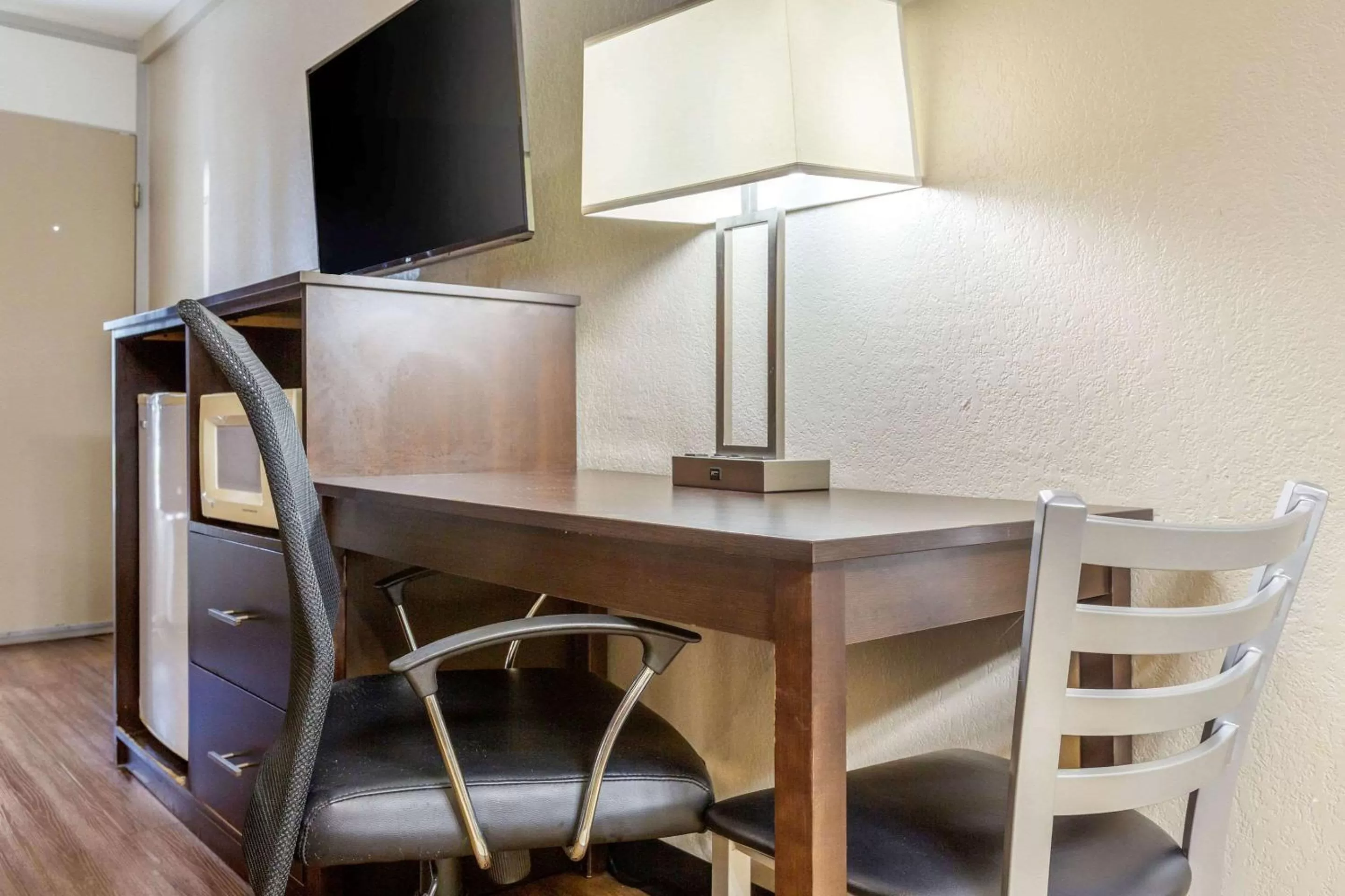 Photo of the whole room in Econo Lodge