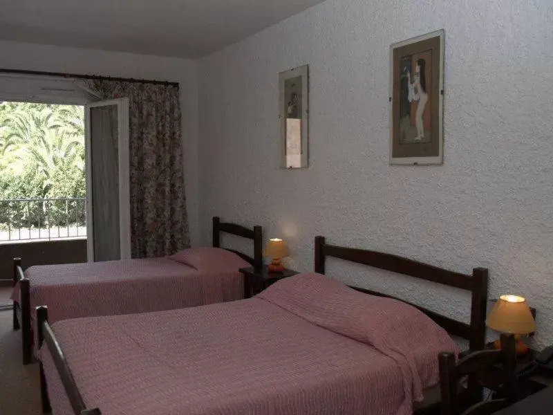 Photo of the whole room, Bed in Motel le Colibri