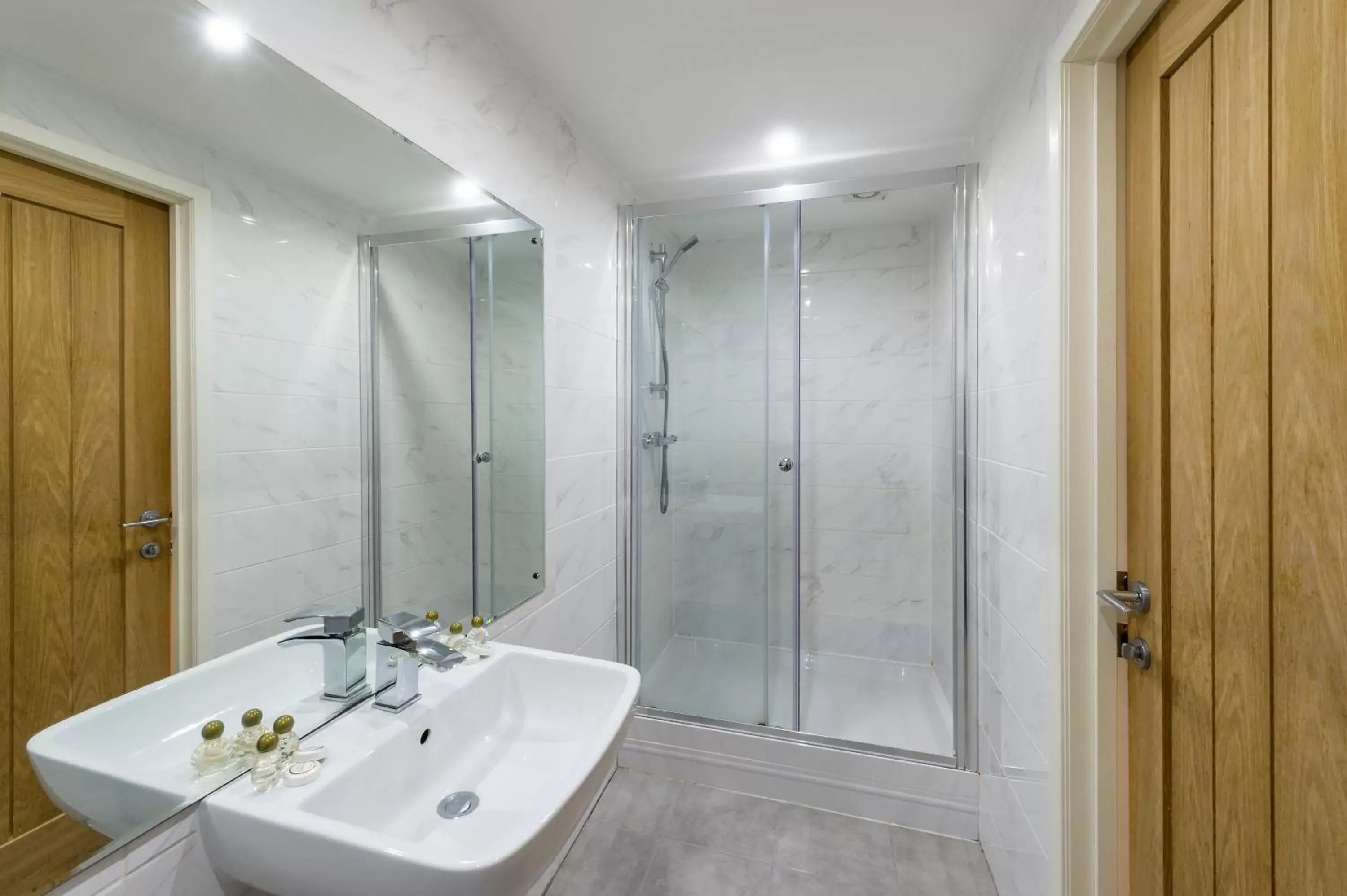 Bathroom in The Limes Country Lodge Hotel & Admiral Restaurant Bathroom in The Limes Country Lodge Hotel & Admiral Restaurant