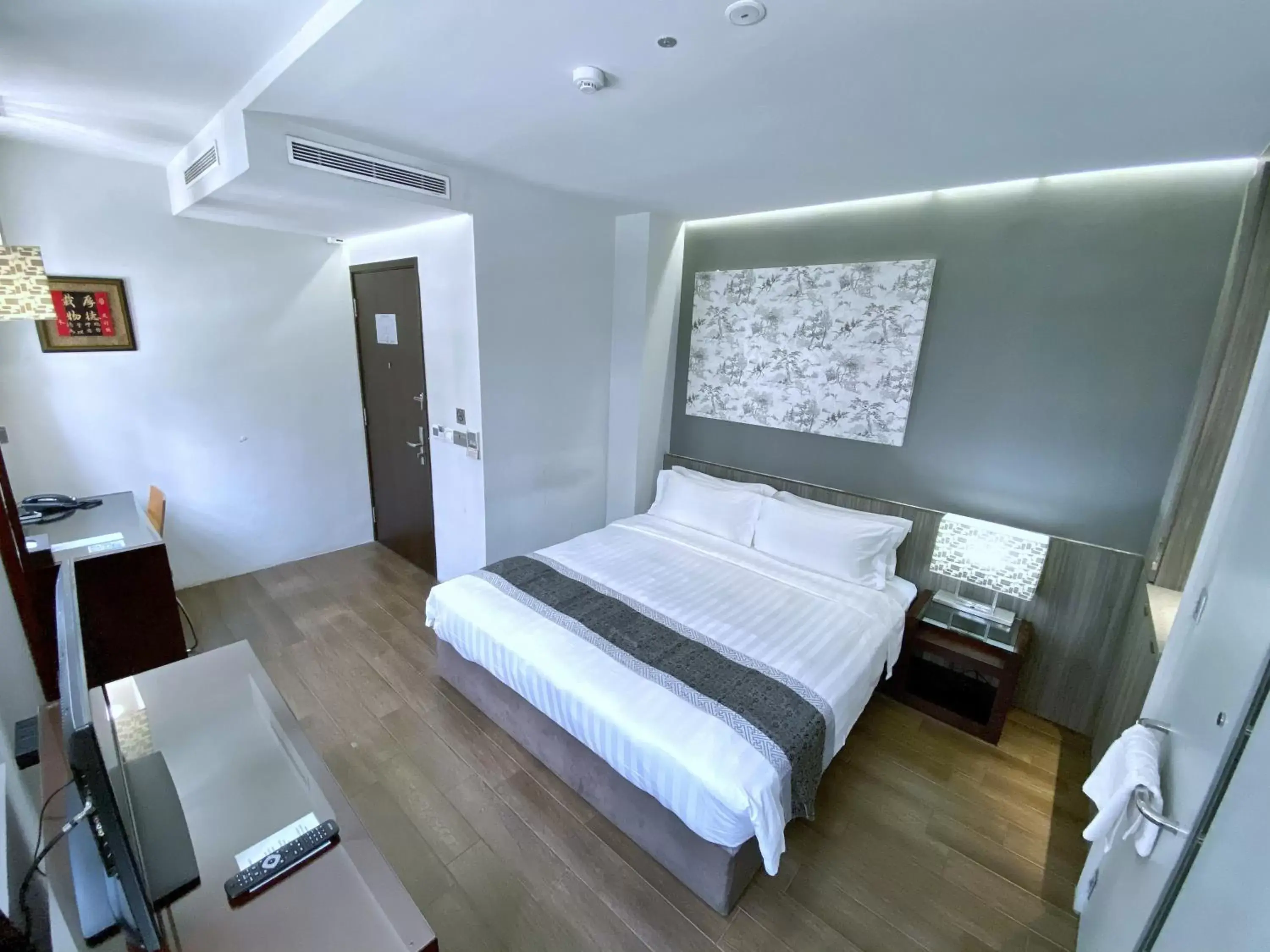Photo of the whole room, Bed in Bliss Hotel Singapore