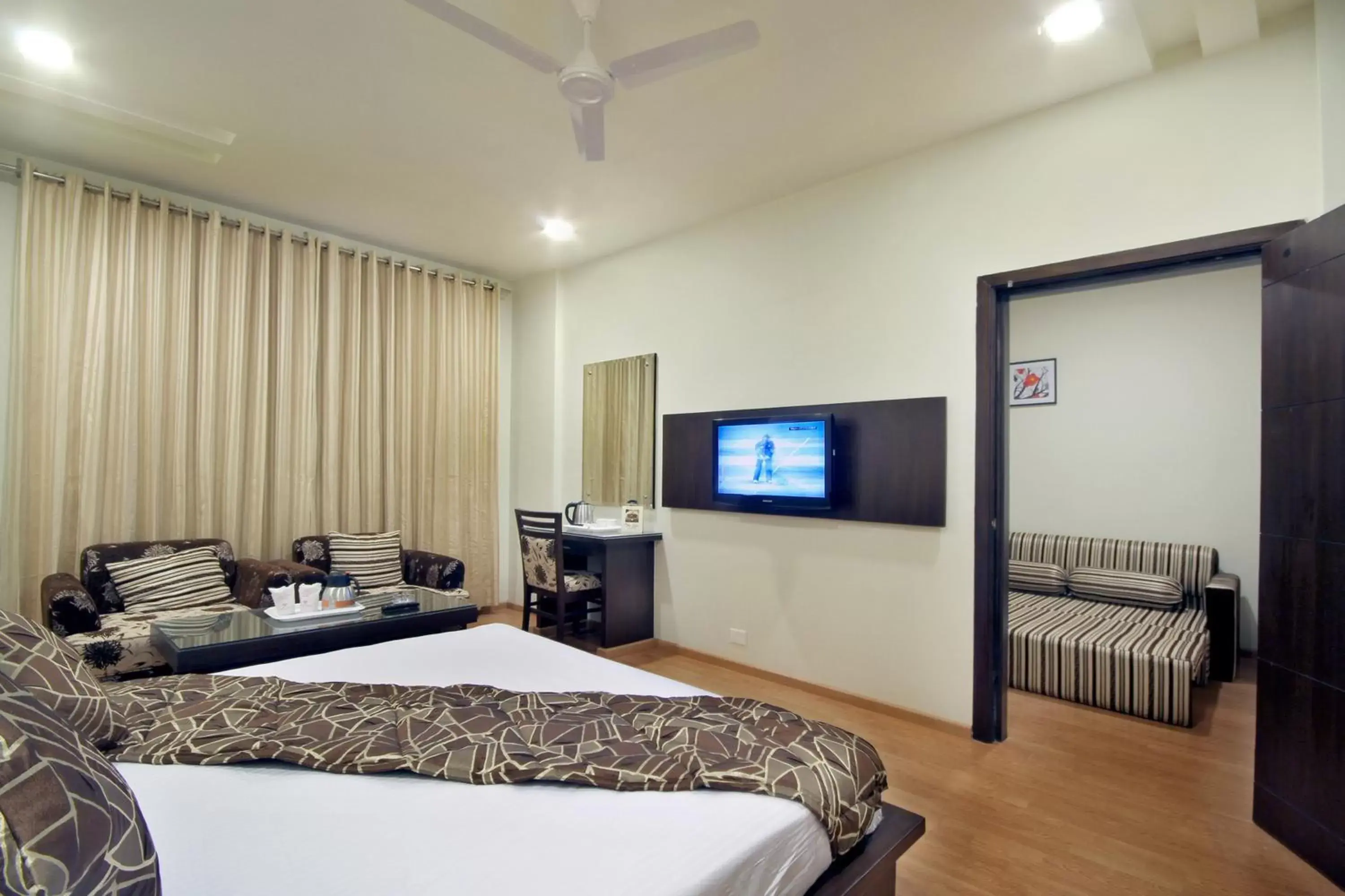 Communal lounge/ TV room, Bed in Best Western Swing High Katra