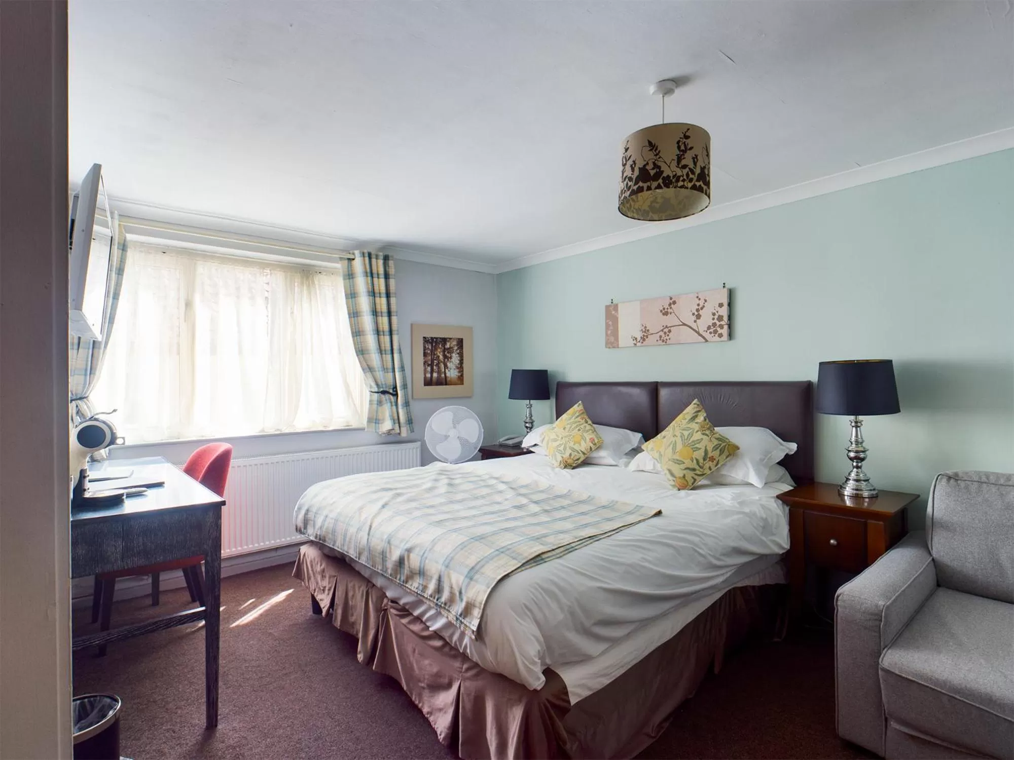 Bed in The Oak House Hotel