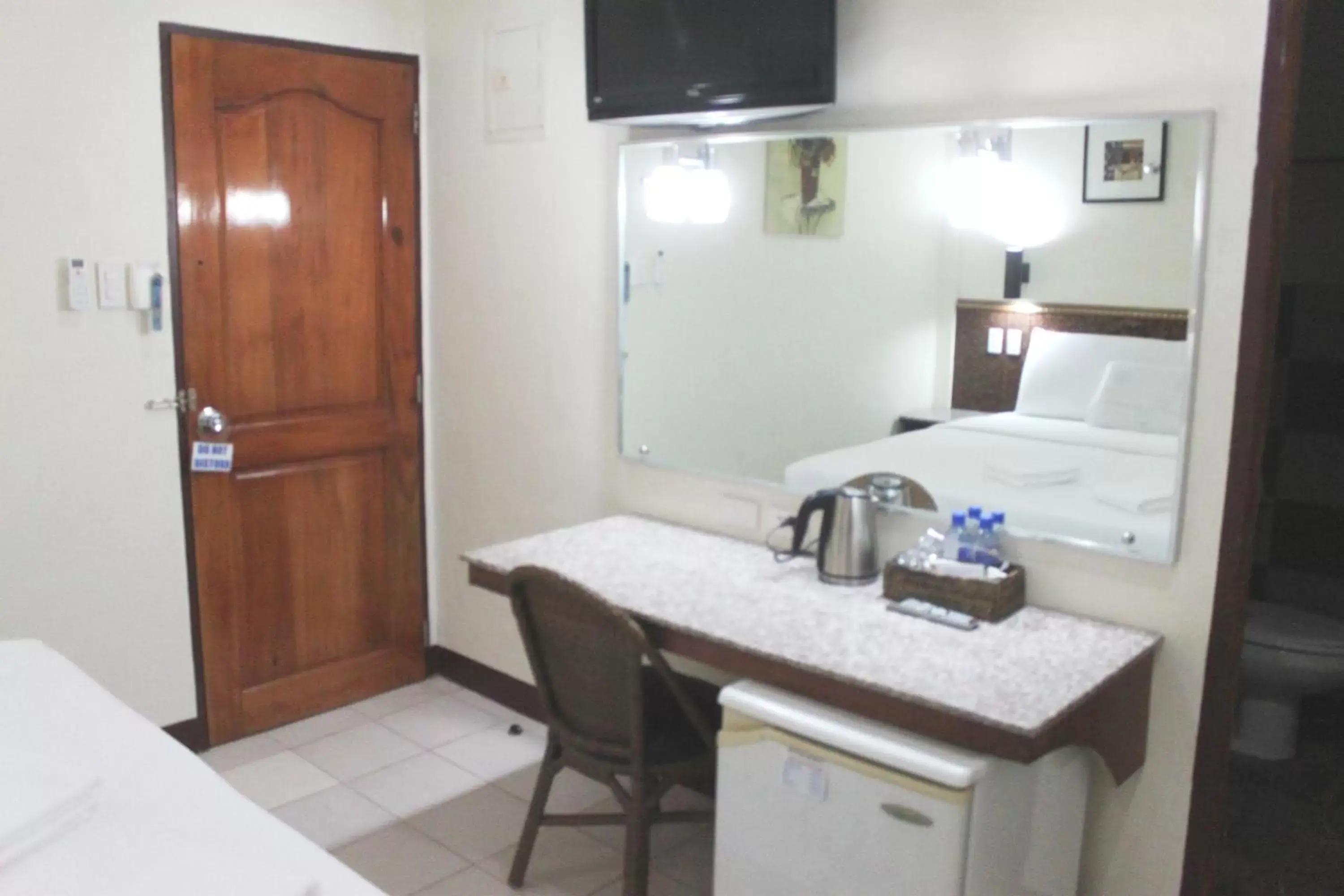 TV and multimedia, Kitchen/Kitchenette in Lost Horizon Beach Dive Resort