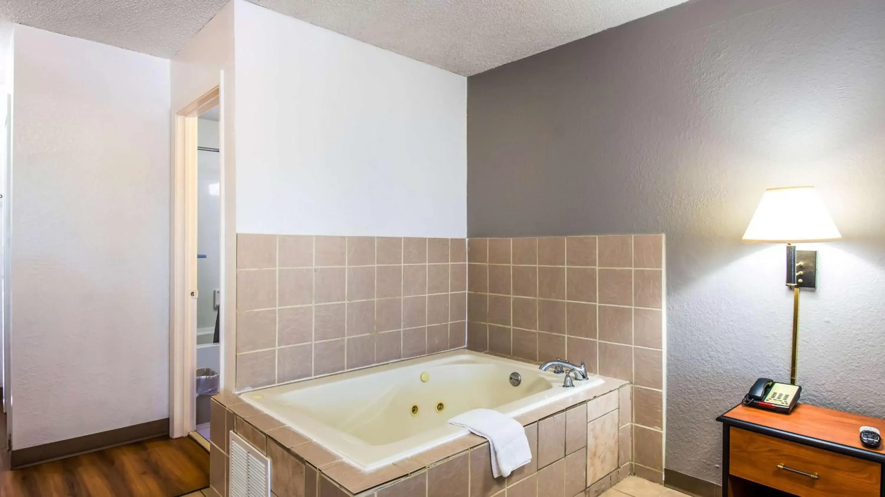 Bedroom, Bathroom in Motel 6-Hot Springs, AR