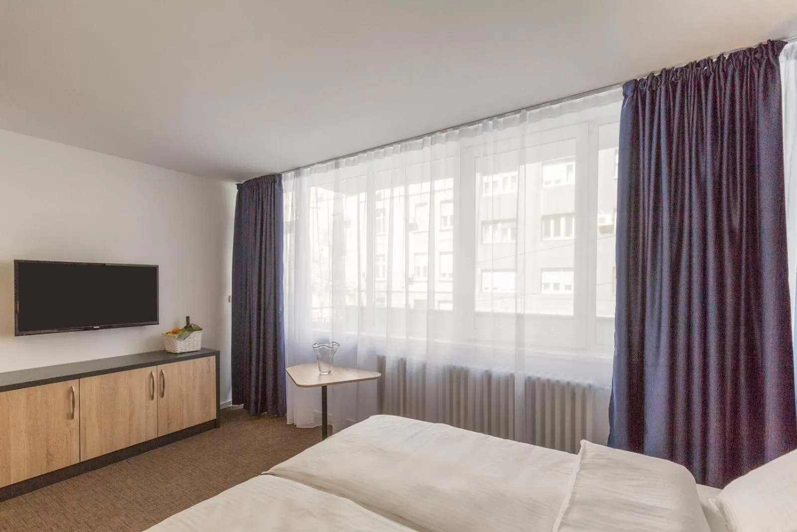 TV and multimedia, Bed in Premium Crown Suites