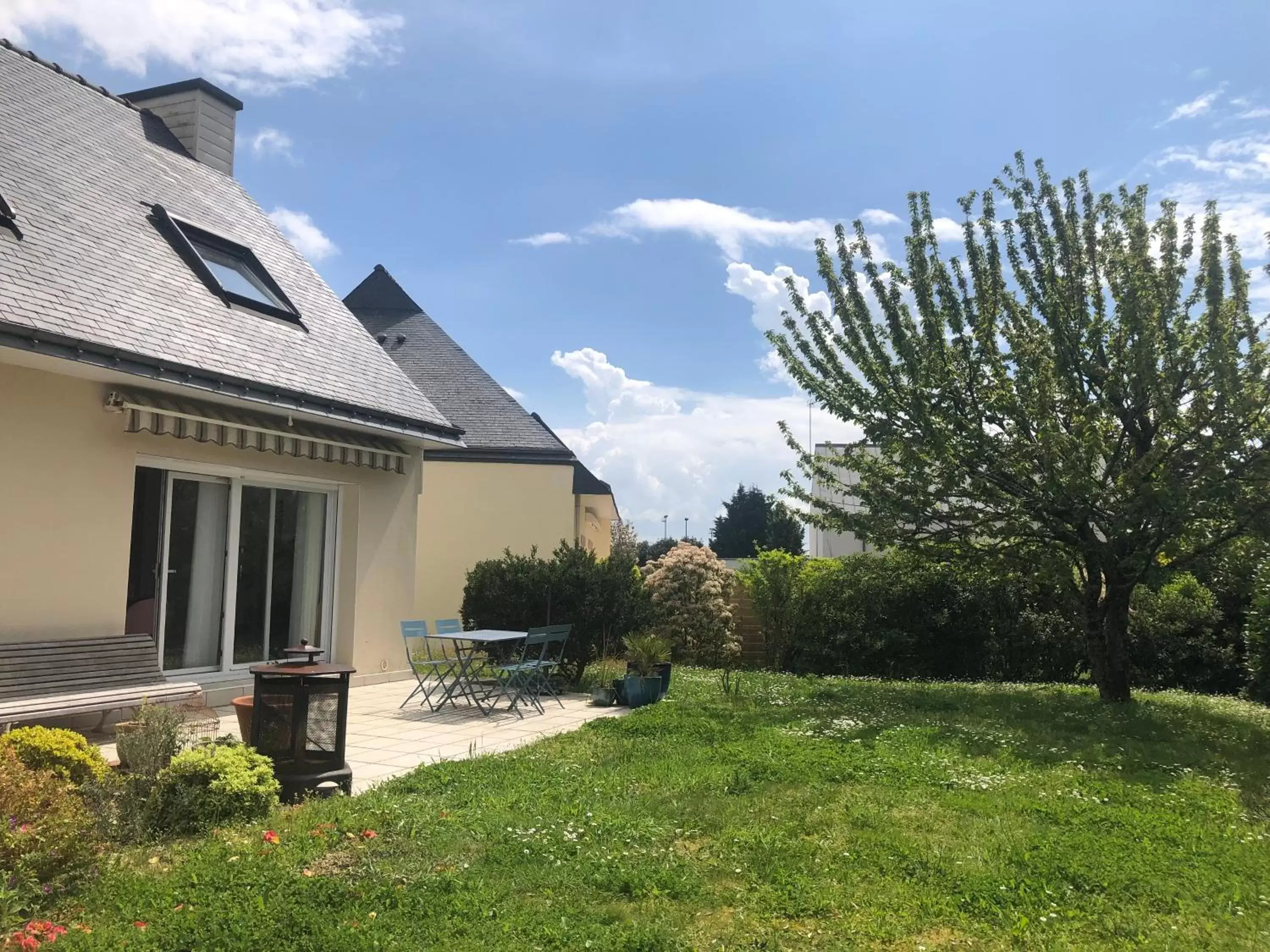 Garden, Property Building in Chambre d'hôte "Les Roses de Séné"