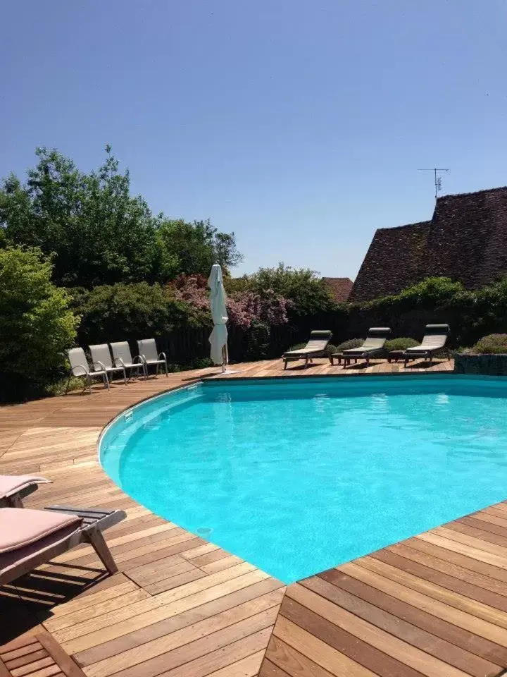 Swimming Pool in Hostellerie de la Tour d'Auxois
