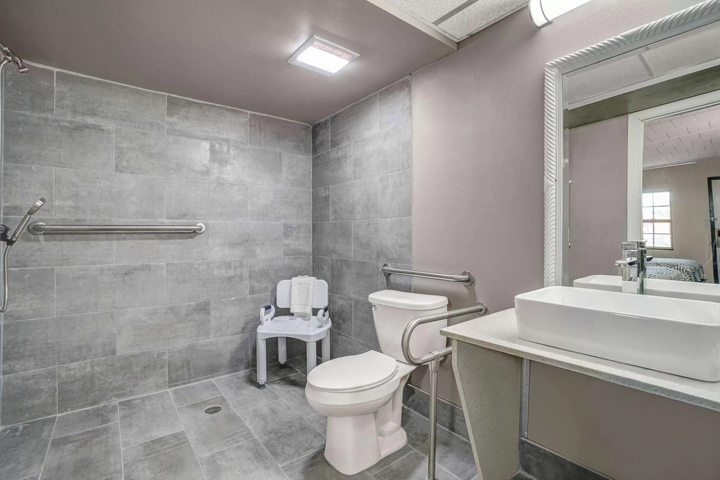 Bathroom in Motel 6 Carlisle, PA - Cumberland Valley