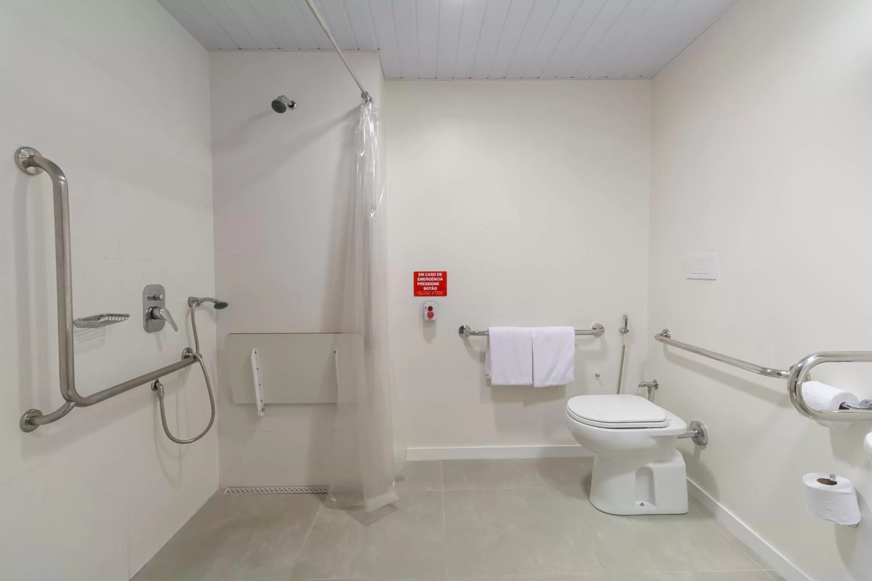 Shower in ibis budget Blumenau