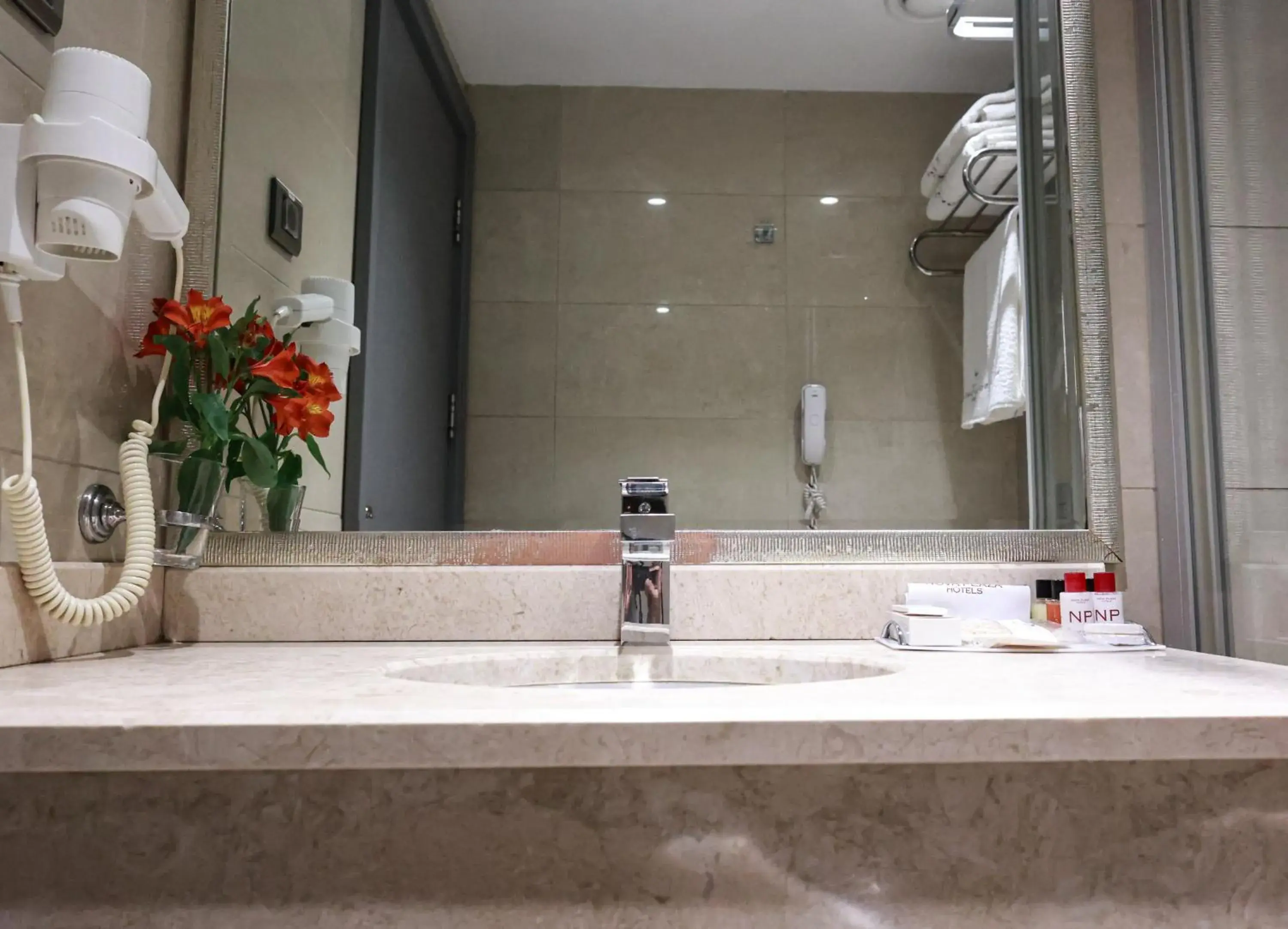 Shower, Bathroom in Nova Plaza Park Hotel