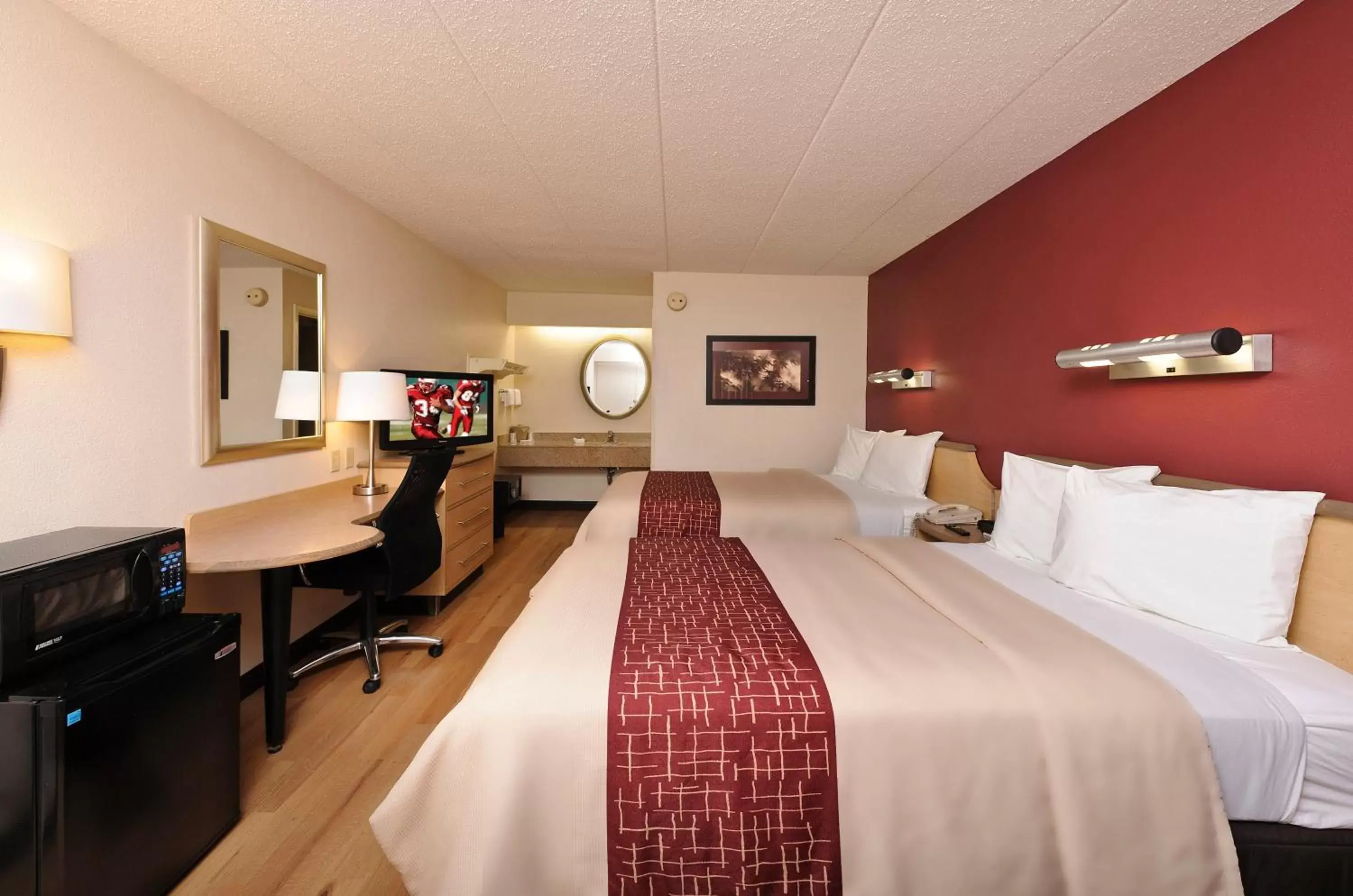 Bedroom, Bed in Red Roof Inn Louisville East - Hurstbourne