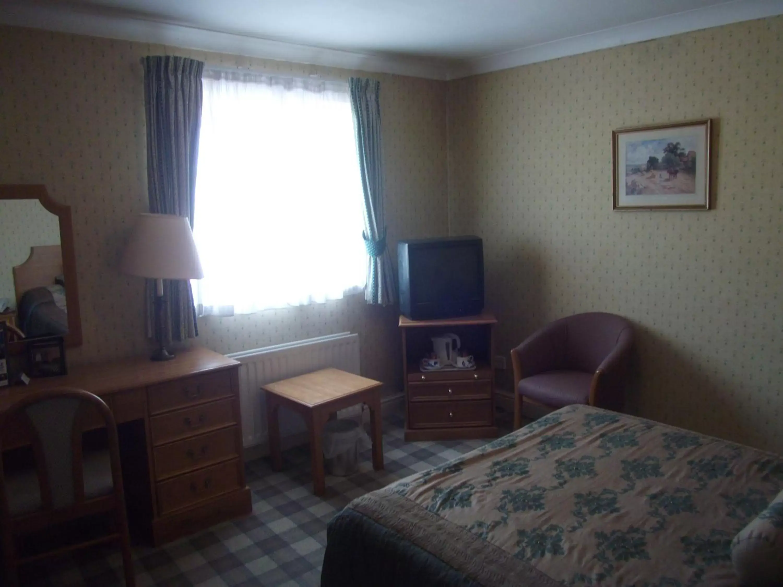 Bed, TV/Entertainment Center in The Windsor Hotel