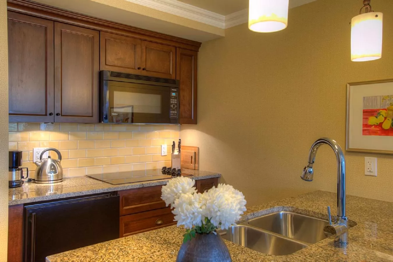 Kitchen or kitchenette in Oak Bay Beach Hotel