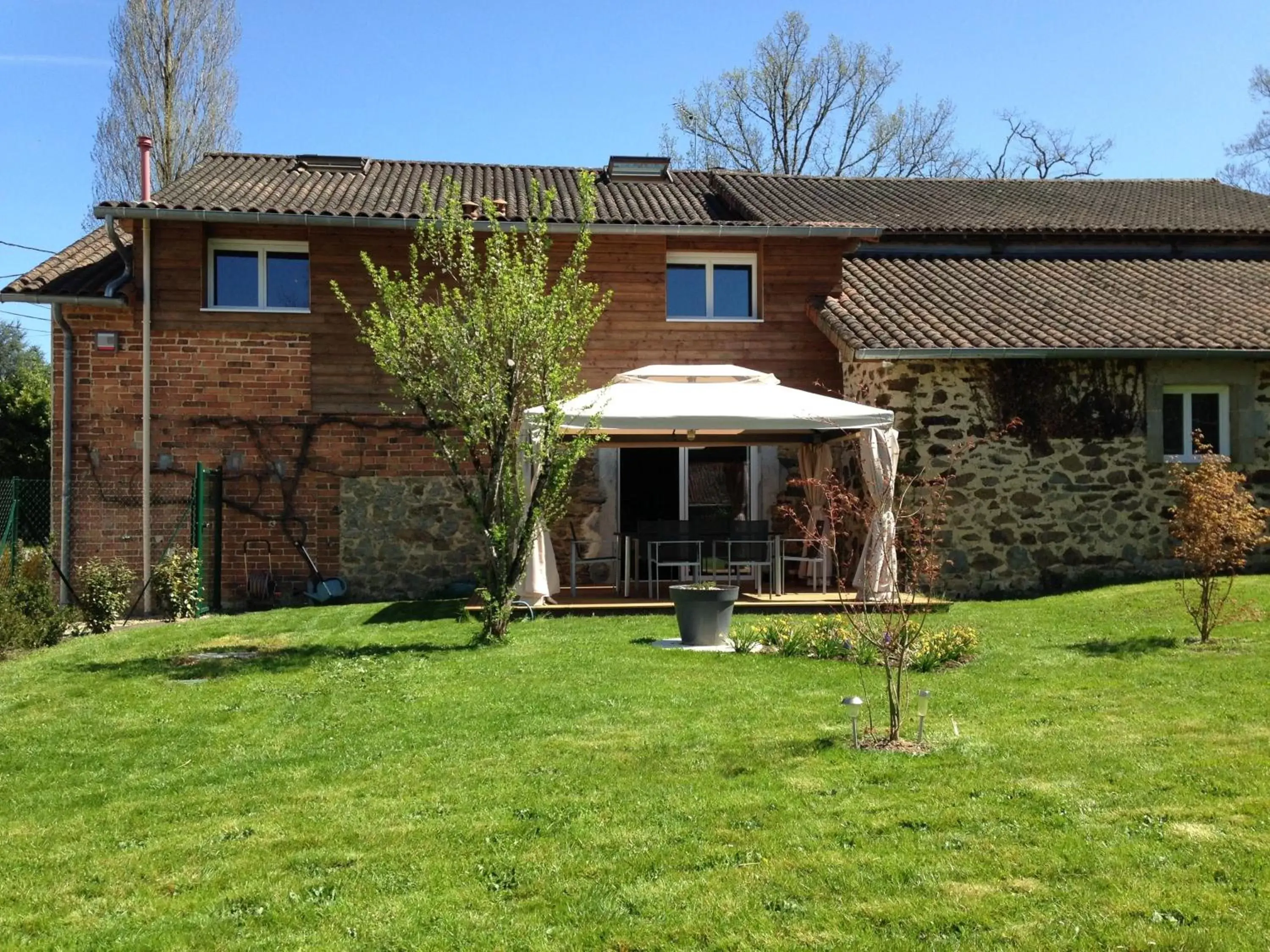 Facade/entrance, Property Building in Les Chambres Lauryvan