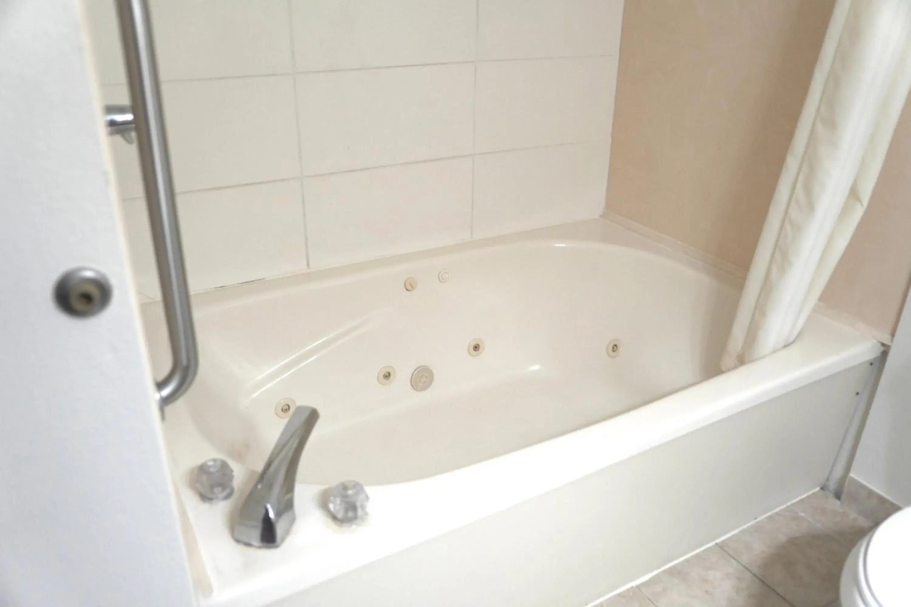 Bath, Bathroom in American Inn & Suites