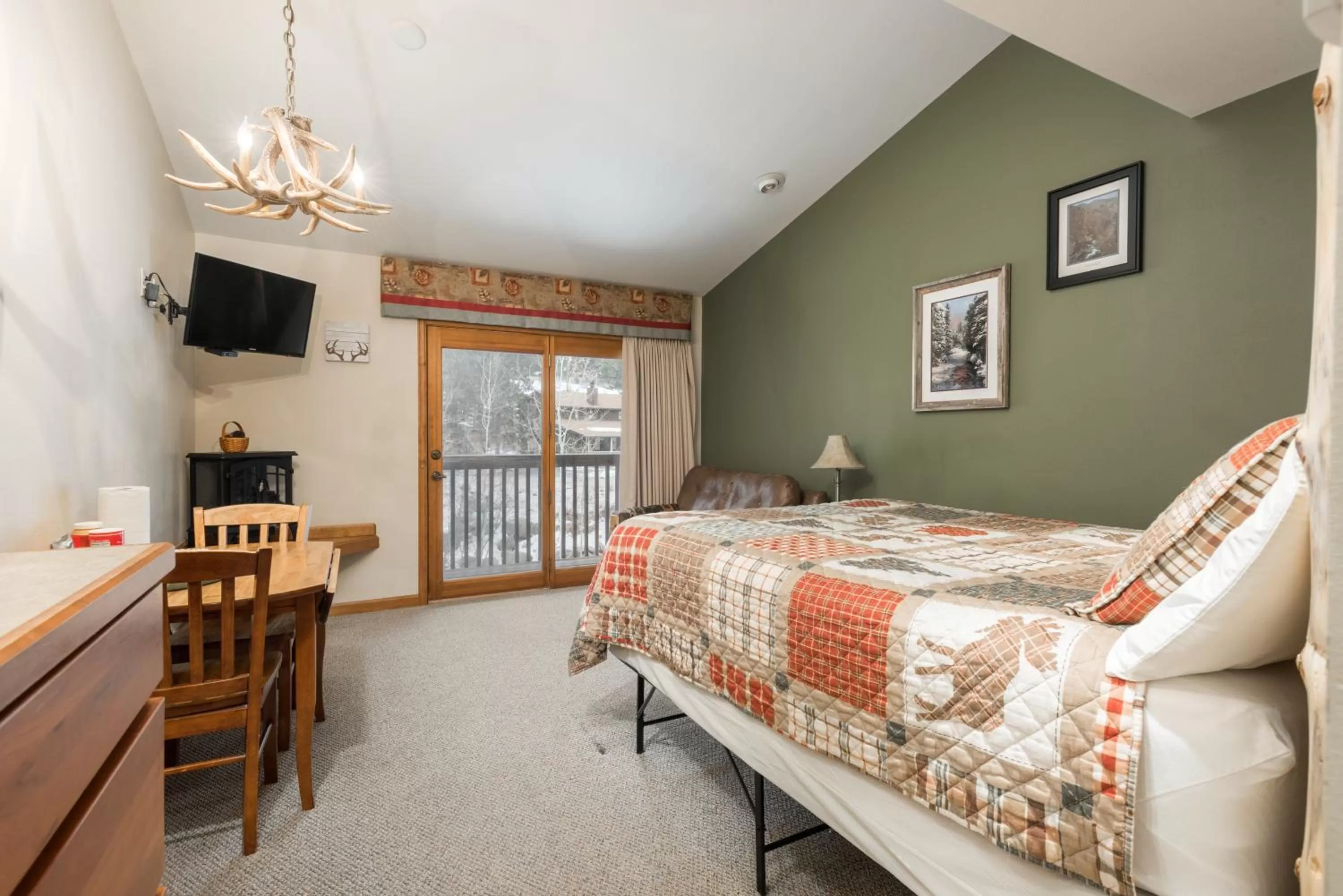 Bed in Ponderosa Lodge