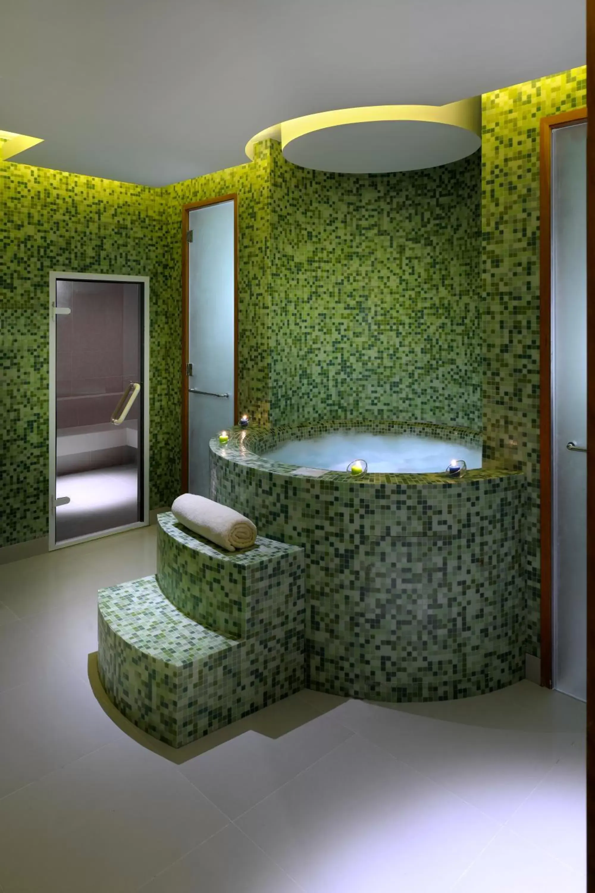 Spa and wellness centre/facilities, Bathroom in Crowne Plaza - Dubai Jumeirah, an IHG Hotel