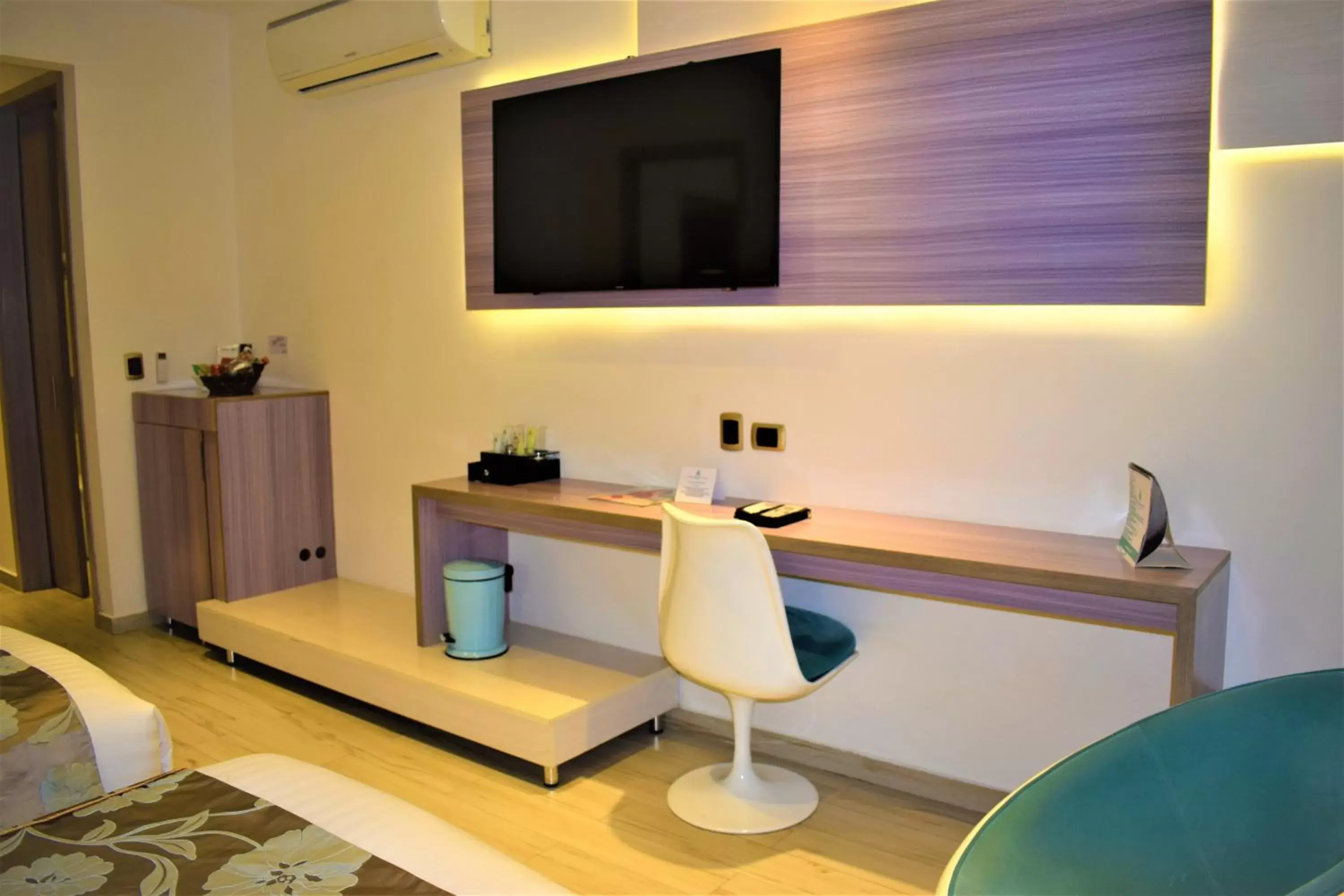TV and multimedia, TV/Entertainment Center in Hotel Catedral Plaza